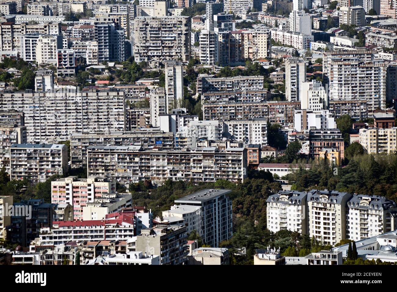 Tbilissi : vue panoramique sur les bâtiments monobloc, depuis la montagne Mtatsminda. République de Géorgie Banque D'Images