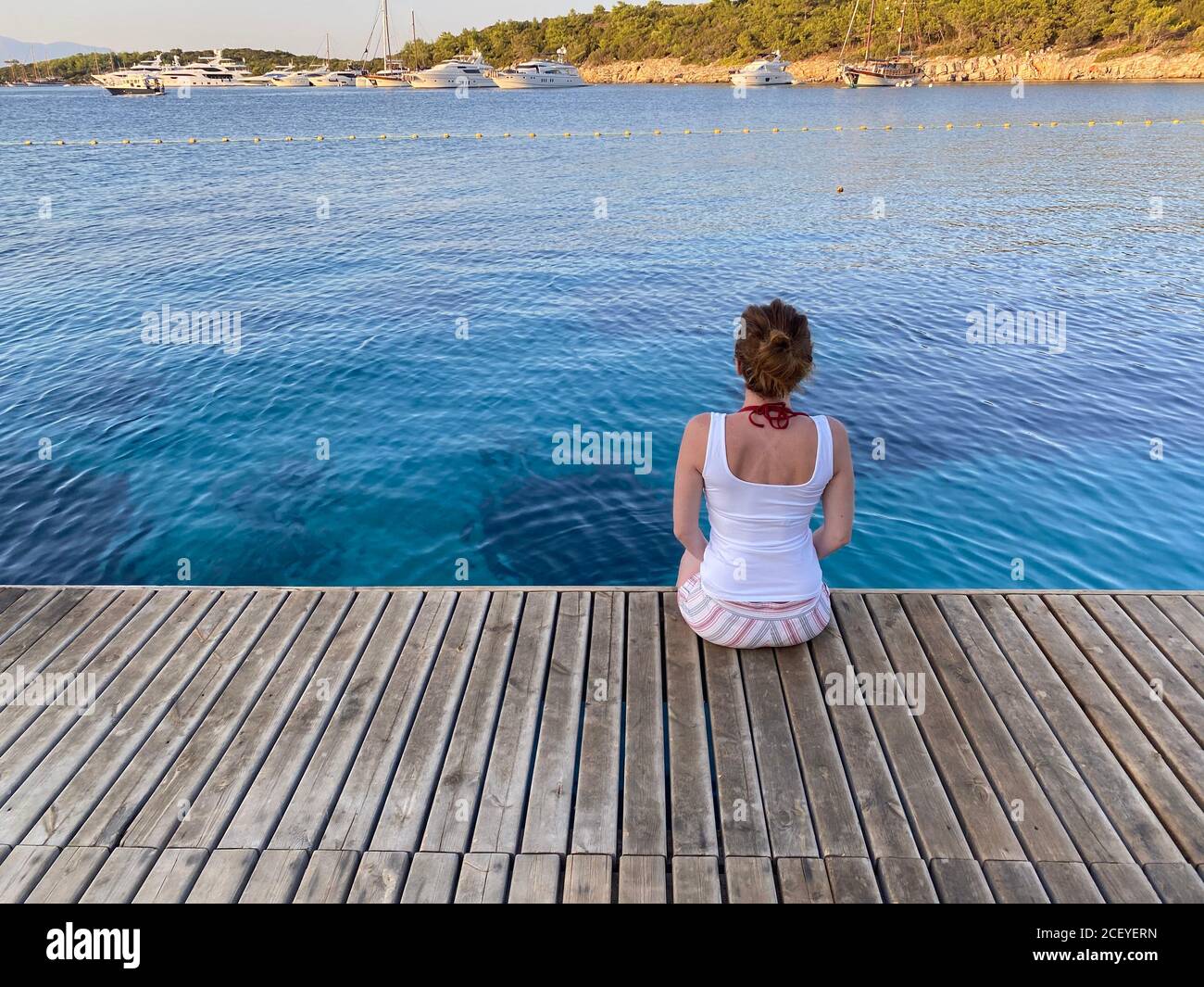 femme assise en bois sur la mer Banque D'Images