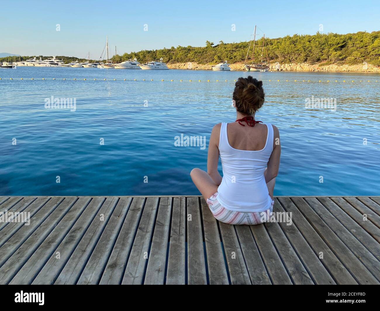 femme assise en bois sur la mer Banque D'Images