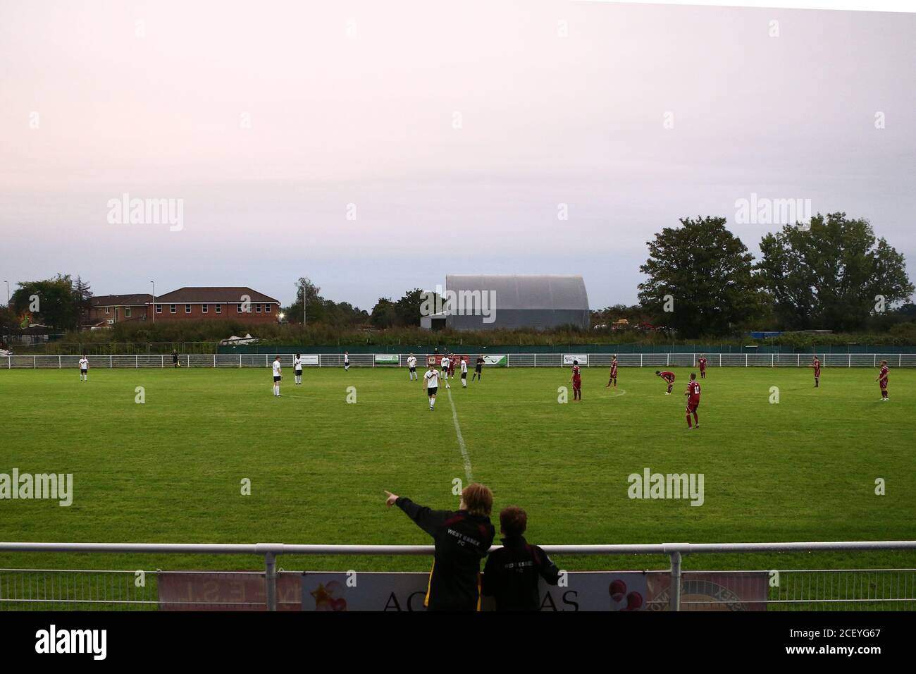 ABOIEMENT, ANGLETERRE. 2 SEPTEMBRE 2020 UN point de vue général des supporters regardant le match pendant le match de la coupe FA entre le West Essex FC et Crawley Green au parc Mayesbrook, aboyant. (Credit: Jacques Feeney | MI News) Credit: MI News & Sport /Alay Live News Banque D'Images