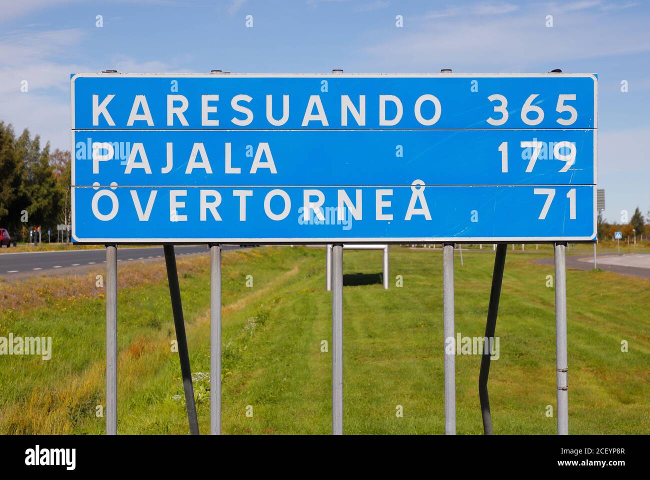 Conseil situé à Haparanda avec des distances pour les villes suédoises Karesuando, Pajala et Overtornea. Banque D'Images