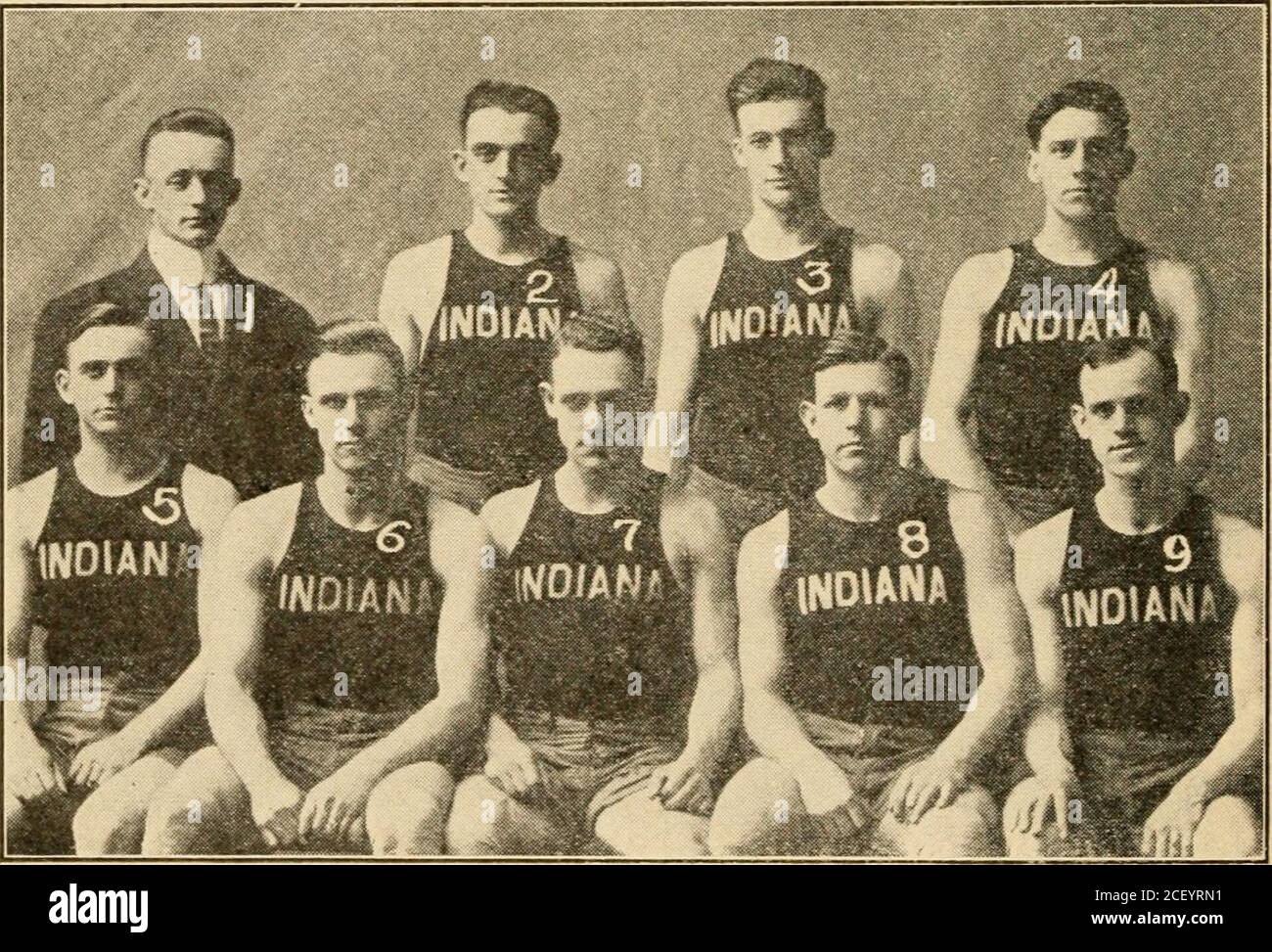 . Le guide officiel de la collégiale de Spalding. 1, T. Thompson. Entraîneur: 2. Lewis : 3. Dahringer: 4. Blanc; 5, Gates; 6, Oliver; 7, Leo; 8, Woolston; 9, Hall: 10. Rathfon. Rune, photo. UNIVERSITÉ DE L'ILLINOIS. 1. Kase. Entraîneur: 2. McCnllough; 3. Freeland; 4, Stayton; 5, Munkelt; graves; 7, Davis. Capitaine; S. Fleming: 9. Chattin. UNIVERSITÉ DE L'INDIANA, BLOOMINGTON, IND. BIBLIOTHÈQUE SPORTIVE SPINGS ALDATHLETIC. 3S Voici un résumé de l'équipe de la saison de la Conférence de 1911-1912. Wisconsin ... 12 Purdue 10 Chicago 12 Minnesota .... 12 Illinois 12 Indiana 10 Iowa 4 Northwestern .. 8 * pas d'enregistrement. Tot. 0pp. OPP. Gratuit Banque D'Images