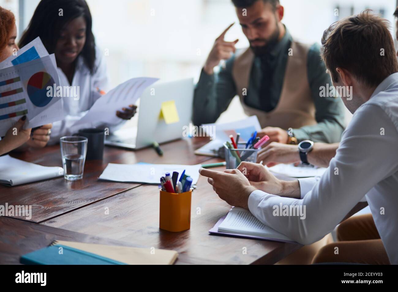 Cadres ayant une discussion amicale pendant la pause, des idées d'affaires, de construire la stratégie d'affaires tout en sititant sur table ensemble . arrière-plan de bureau Banque D'Images