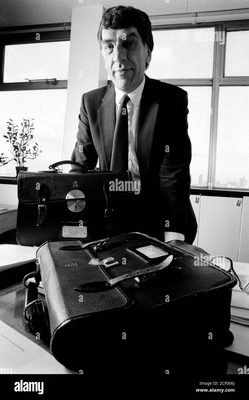 Eric Bolton - HM Inspecteur en chef des écoles, Elizabeth House, Waterloo. Londres. 05 décembre 1989. Photo: Neil Turner Banque D'Images