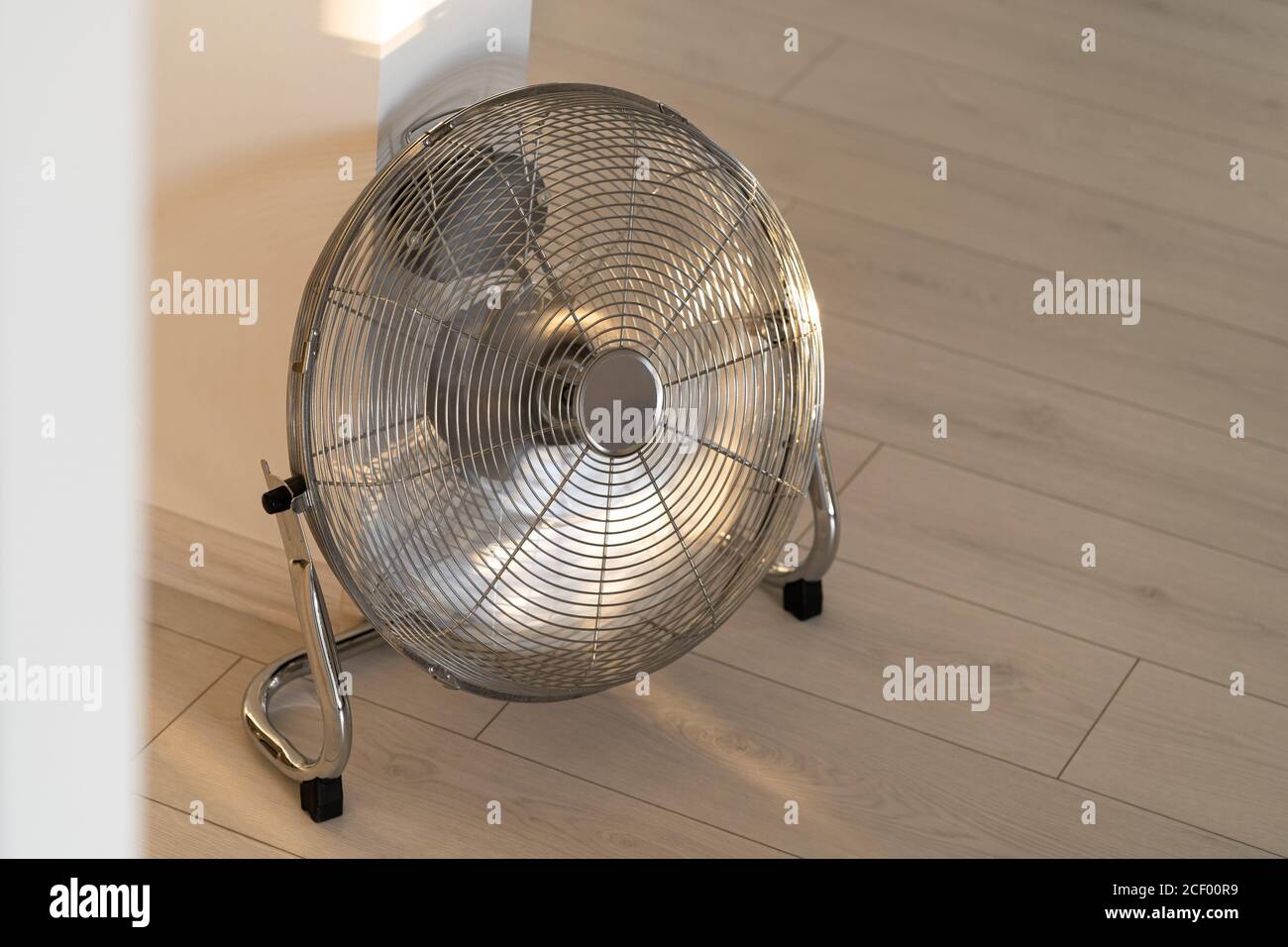 Ventilateur de ventilation en métal argenté sur parquet à la maison Banque D'Images