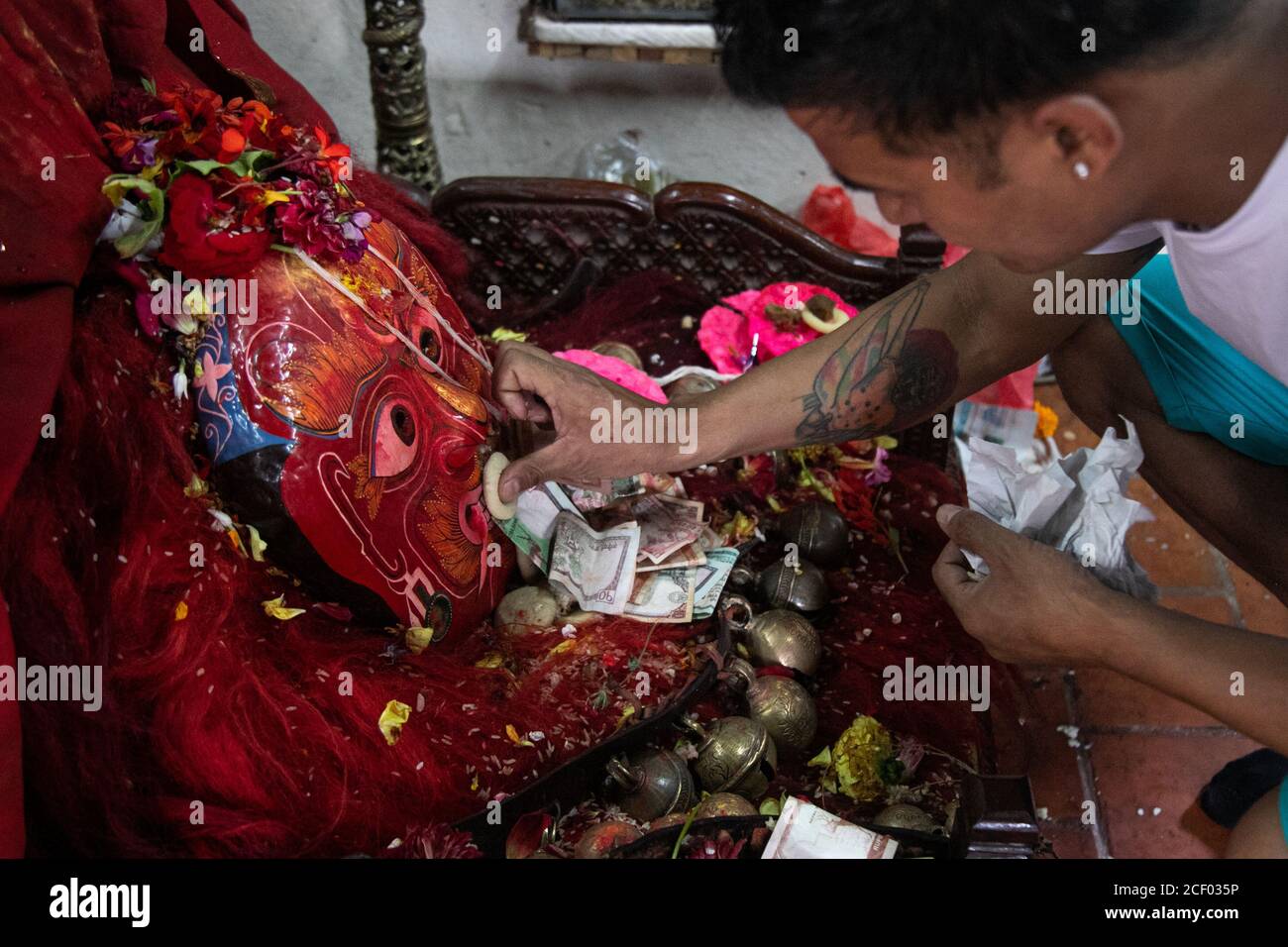 Un dévot Laxman ranjit adore un masque du Lakhey, le protecteur de la Déesse Kumari, pendant le festival Indra Jatra.Indra Jatra, le festival de la rein de Dieu est célébré avec beaucoup de fanfare dans la vallée de Katmandou. Dans ce festival de huit jours, les Chariots de la Déesse vivante Kumari et les dieux vivants Ganesh et Bhairab sont tirés dans diverses parties de la ville, mais en raison de la pandémie Covid-19 pour la première fois dans l'histoire le traitement de chars a été annulé. Les pulu kisi et lakhey ont été adorés à leurs maisons. Banque D'Images