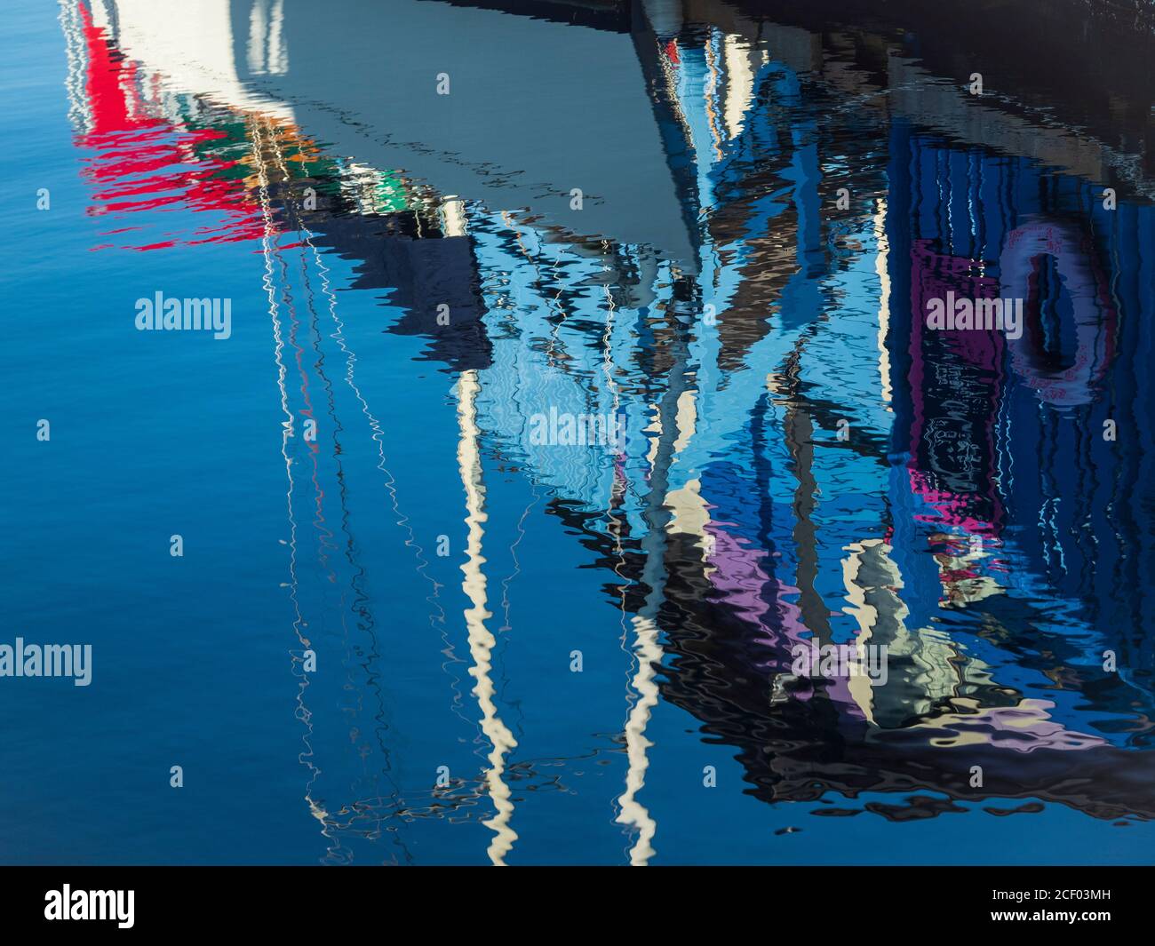 Réflexions du bateau et de la maison flottante à Fisherman's Wharf de Victoria, en Colombie-Britannique Banque D'Images