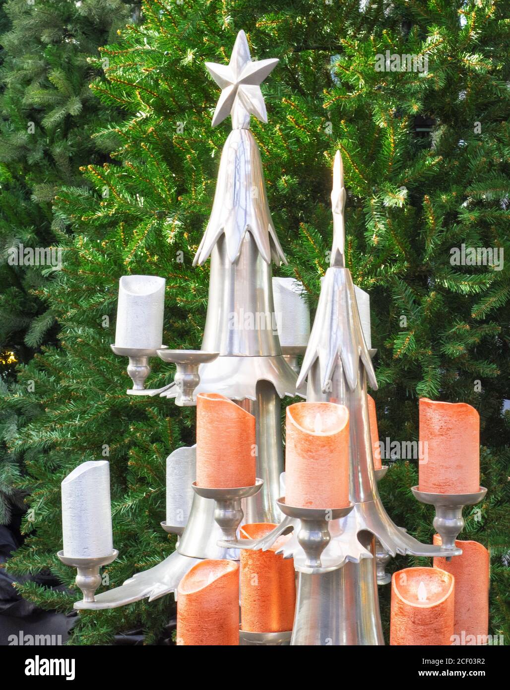 décor festif avec bougies colorées sur un arbre de noël Banque D'Images