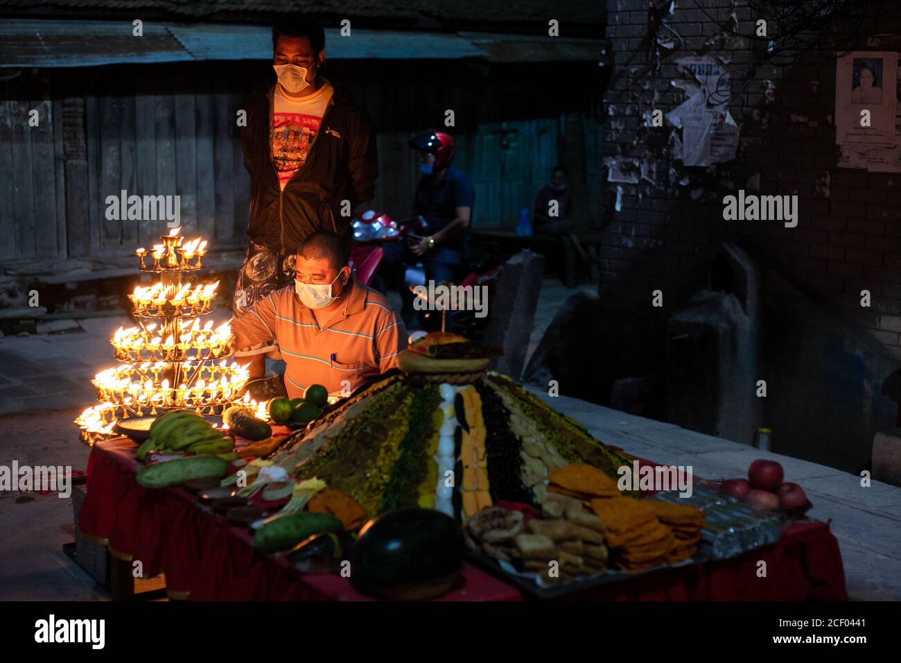 Katmandou, Népal. 10 septembre 2020. Un dévot hindou népalais portant un masque de visage offre des prières à côté du Samyabaji pendant le festival Indra Jatra.Indra Jatra, le festival de rein de Dieu est célébré avec beaucoup de fanfare dans la vallée de Katmandou. Dans ce festival de huit jours, les Chariots de la Déesse vivante Kumari et les dieux vivants Ganesh et Bhairab sont tirés dans diverses parties de la ville, mais en raison de la pandémie Covid-19 pour la première fois dans l'histoire le traitement de chars a été annulé. Les pulu kisi et lakhey ont été adorés à leurs maisons. Credit: Prabin Ranabhat/SOPA Images/ZUMA Wire/Alay Live News Banque D'Images