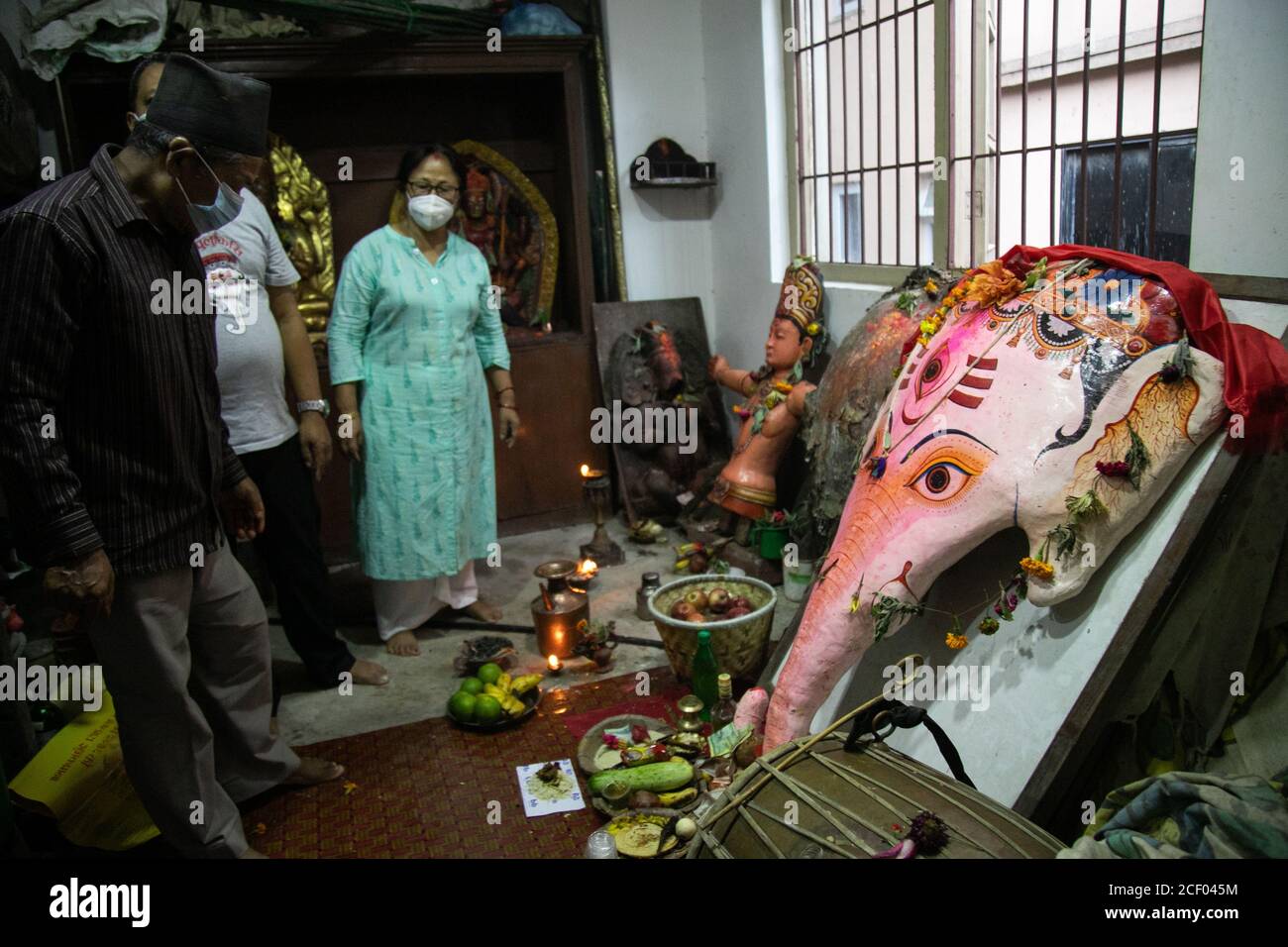 Katmandou, Népal. 10 septembre 2020. Les dévotés adorent pulu kisi, la promenade de lord indra à la maison de pulu kisi pendant le festival Indra Jatra.Indra Jatra, le festival de rein de Dieu est célébré avec beaucoup de fanfare dans la vallée de Katmandou. Dans ce festival de huit jours, les Chariots de la Déesse vivante Kumari et les dieux vivants Ganesh et Bhairab sont tirés dans diverses parties de la ville, mais en raison de la pandémie Covid-19 pour la première fois dans l'histoire le traitement de chars a été annulé. Les pulu kisi et lakhey ont été adorés à leurs maisons. Credit: Prabin Ranabhat/SOPA Images/ZUMA Wire/Alay Live News Banque D'Images