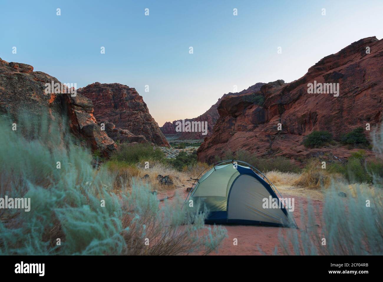 Coucher de soleil derrière la tente sur le terrain de camping, parc national de Snow Canyon, Ivins, Utah, États-Unis Banque D'Images