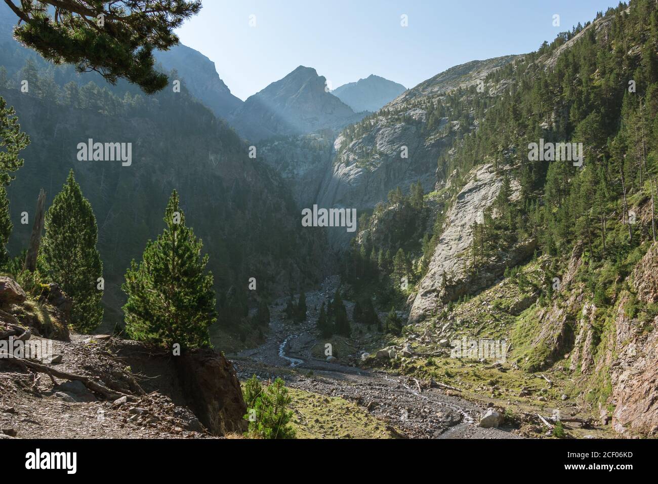 Une merveilleuse petite vallée apparaît après 2 heures de trekking. Bonne récompense pour le marcheur intrépide. Aragon, Espagne. Banque D'Images
