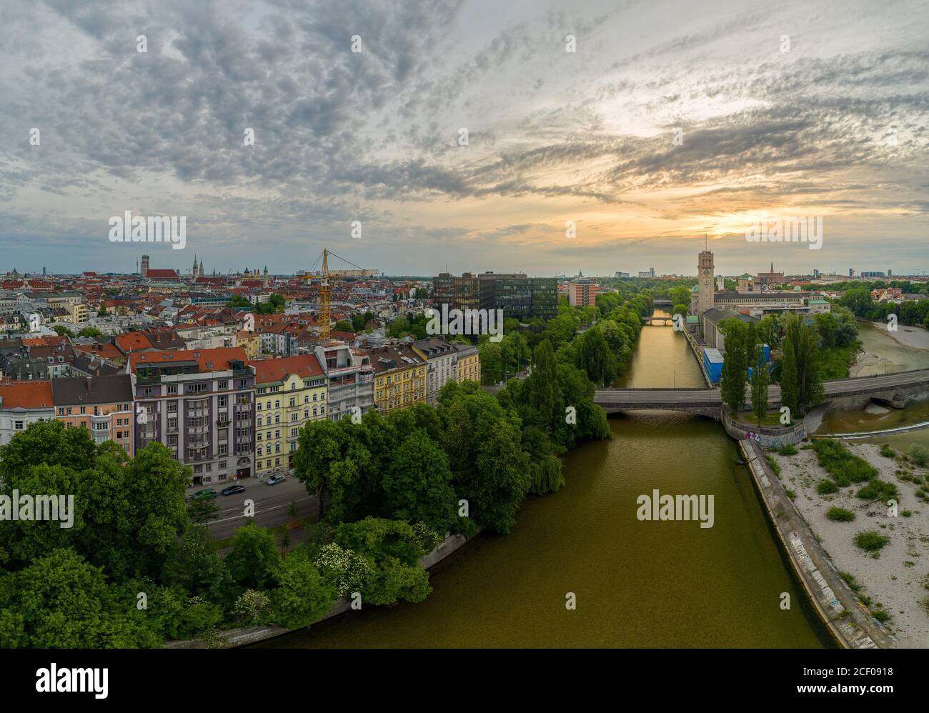 Vue en hélicoptère sur le centre de Munich avec Isar Spot Banque D'Images
