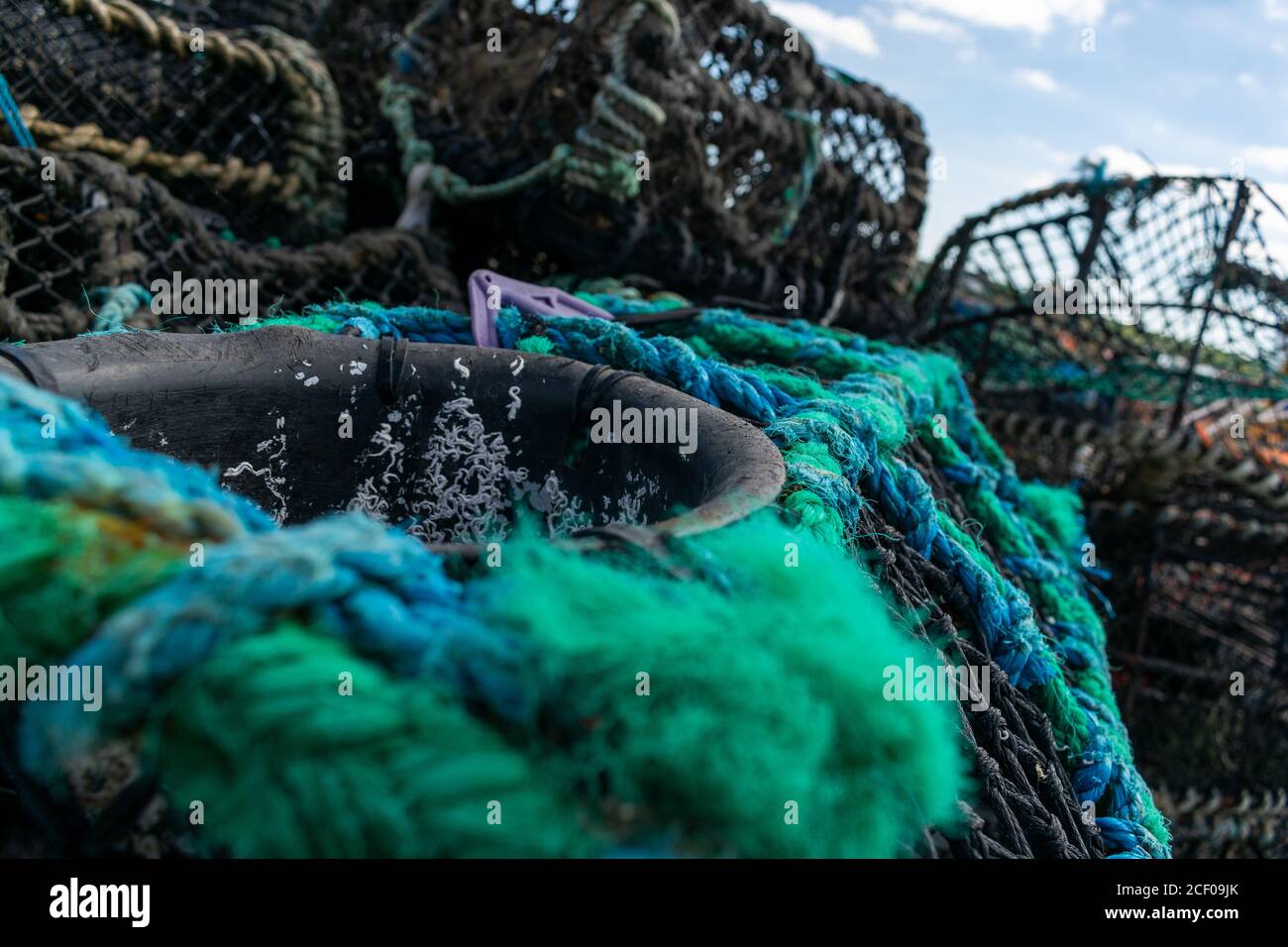 Cages à crabes en tas, fermeture de la corde de clue, cages sales utilisées pour capturer un grand nombre de crabes dans Mudeford Quay UK, créatures marines exploitaition, close Banque D'Images