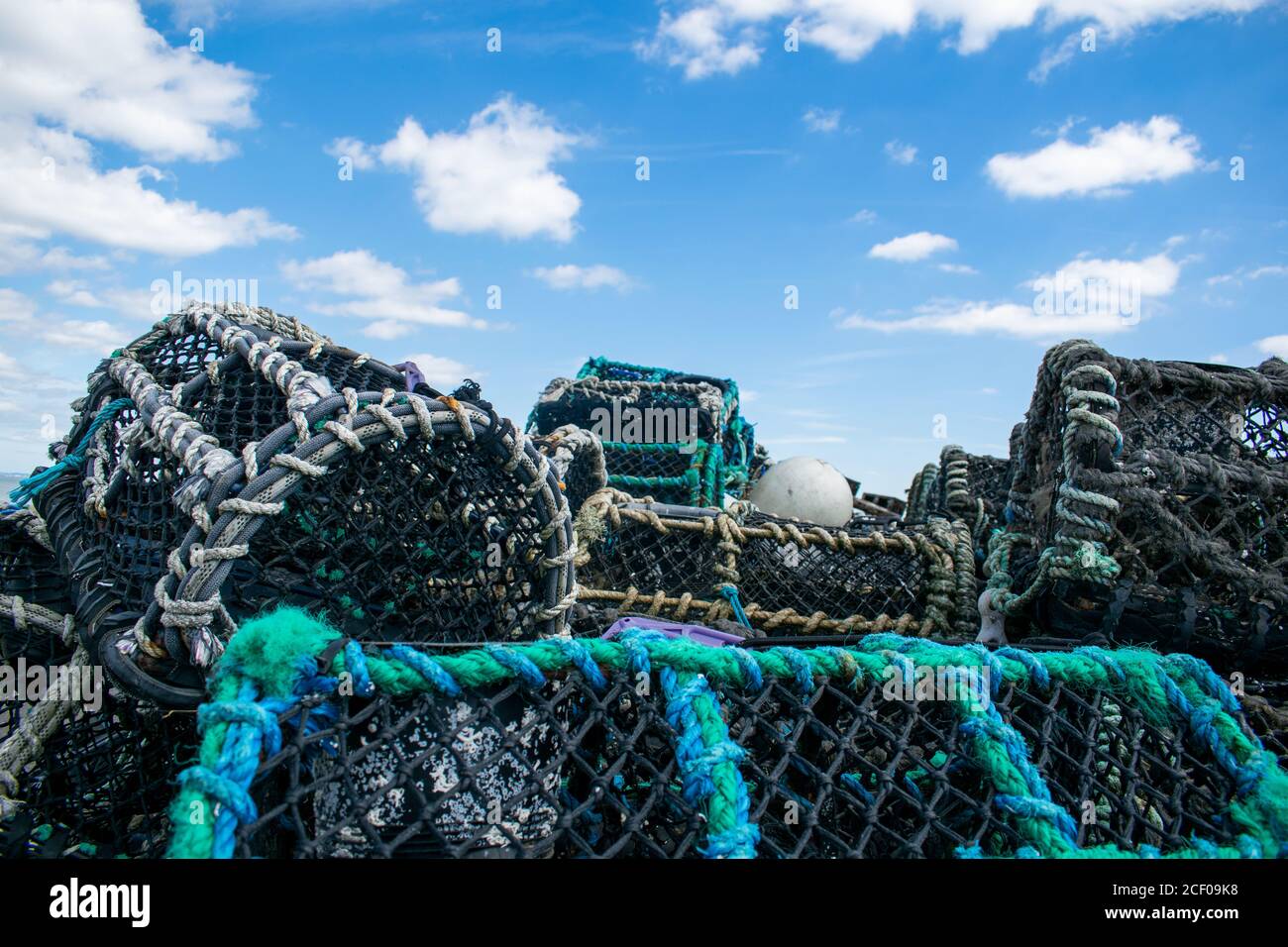 Cages à crabes en tas, fermeture de la corde de clue, cages sales utilisées pour capturer un grand nombre de crabes dans Mudeford Quay UK, créatures marines exploitaition, close Banque D'Images