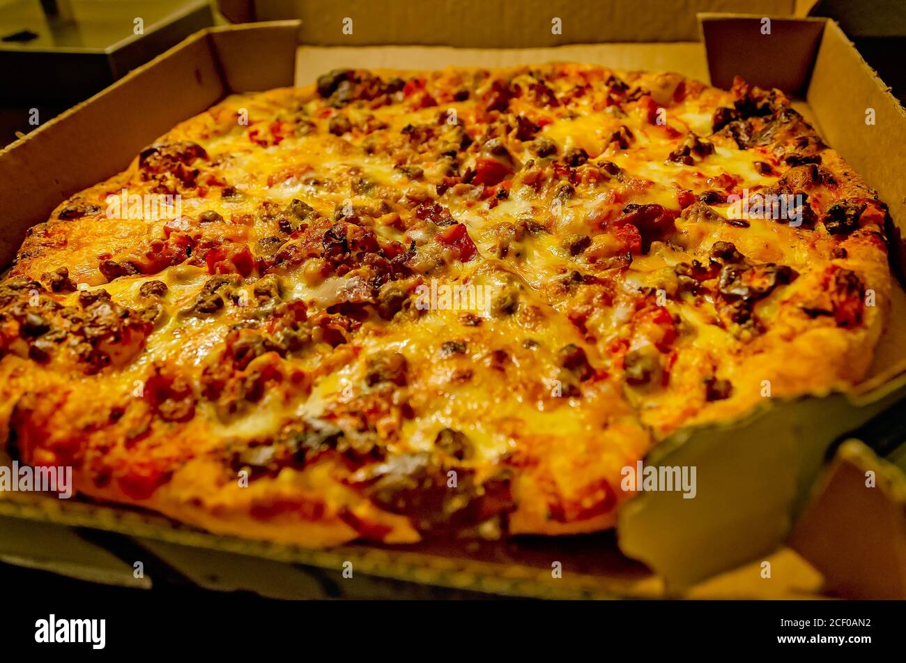 La nouvelle pizza au cheeseburger de Domino se trouve dans une boîte à pizza, le 30 août 2020, à Hammond, en Louisiane. La pizza spéciale est accompagnée d'une sauce à la ketchup-moutarde. Banque D'Images