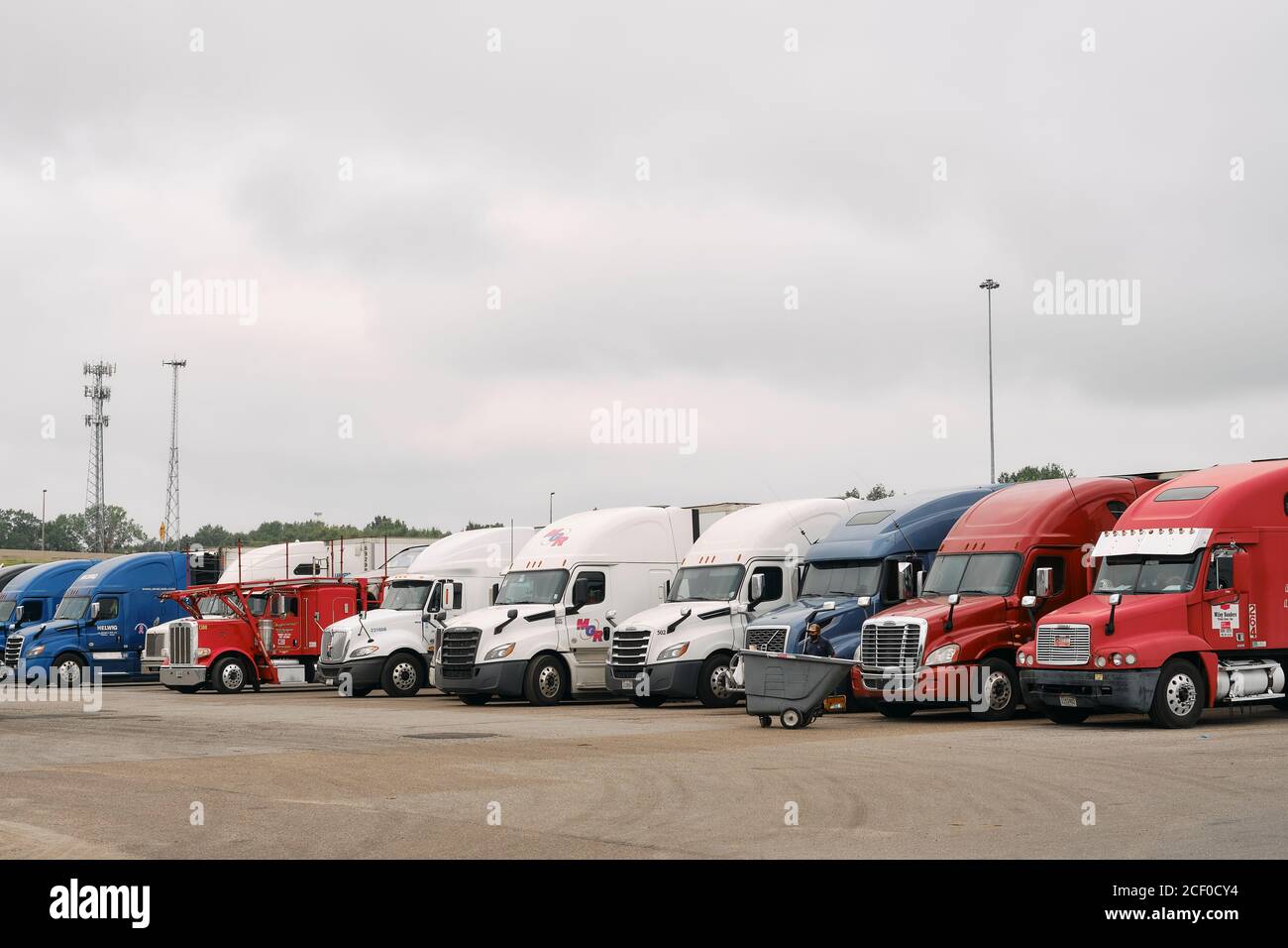 Ligne de semi-remorques de tracteur garées à un arrêt de camion à Montgomery, Alabama, États-Unis. Banque D'Images