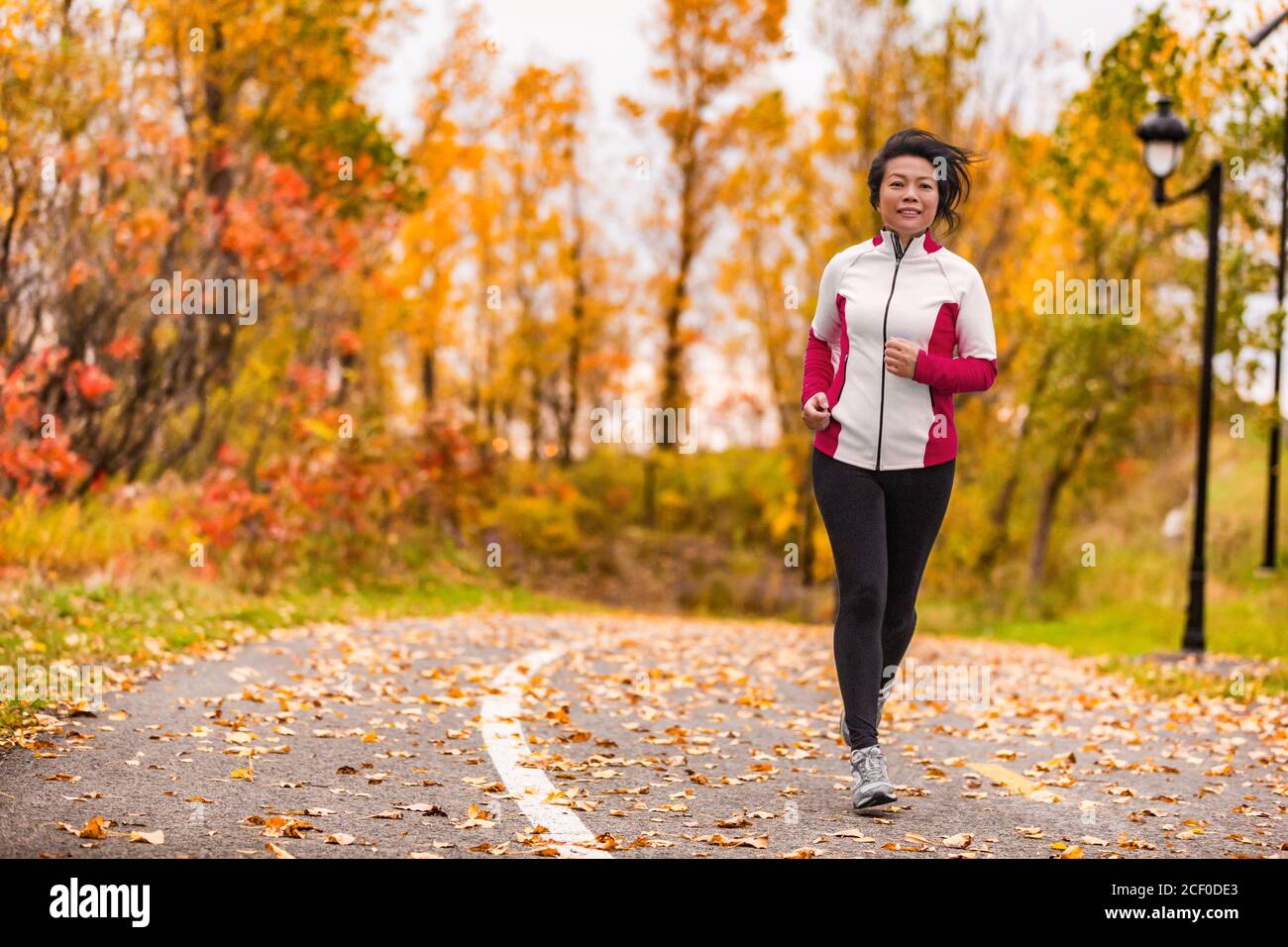 Femme asiatique mûre en train de courir vivant un mode de vie sain Banque D'Images