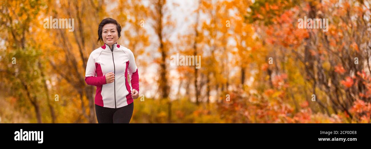 Drapeau de jogging femme d'âge moyen en automne Banque D'Images