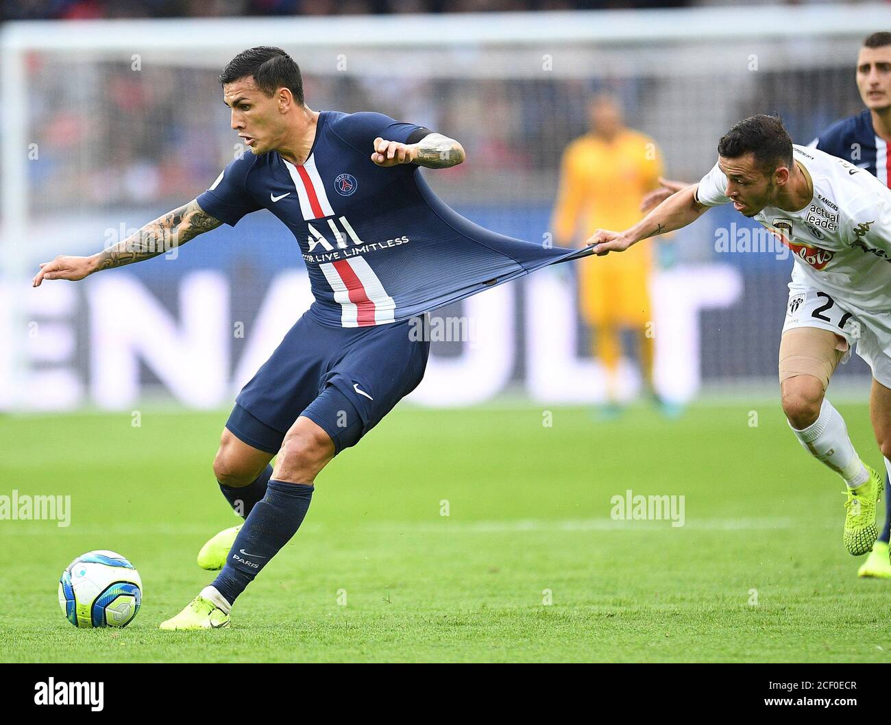 Paris, France. 5 octobre 2019. Daniel Paredes (L) de Paris Saint-Germain vie avec Mathias Lage Pareira d'Angers pendant le match de Ligue 1 entre Paris Saint-Germain (PSG) et Angers au Parc des Princes à Paris, France, 5 octobre 2019, trois joueurs de Paris Saint-Germain ont été testés positifs pour COVID-19, les géants de la Ligue 1 confirmés mardi. Le quotidien sportif français l'Equipe a plus tard rapporté que les trois joueurs sont Neymar et le duo argentin Angel Di Maria et Leandro Paredes. Crédit : Jack Chan/Xinhua/Alay Live News Banque D'Images