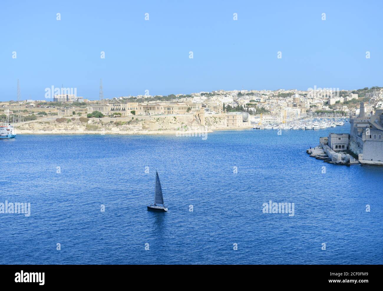 Un petit voilier de la Valette, Malte. Banque D'Images