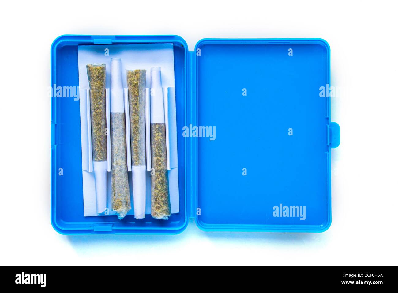 Contenant en plastique pour boîte bleue de cannabis pour les Prerolls ou les joints avec des pré-rouleaux de cannabis joints sur un fond blanc Banque D'Images
