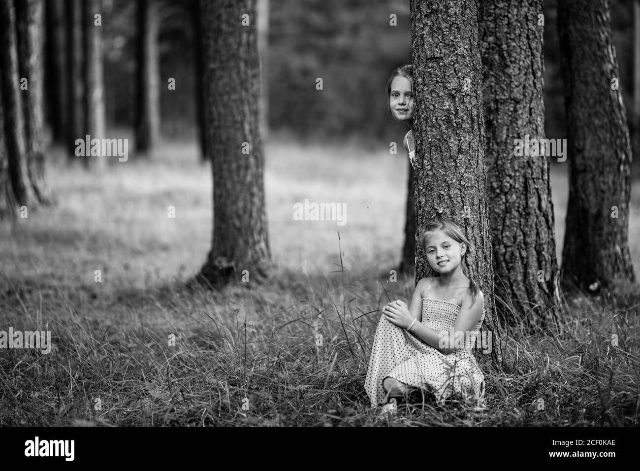 Deux filles de dix ans posent pour une photo dans le parc. Photo en noir et blanc. Banque D'Images