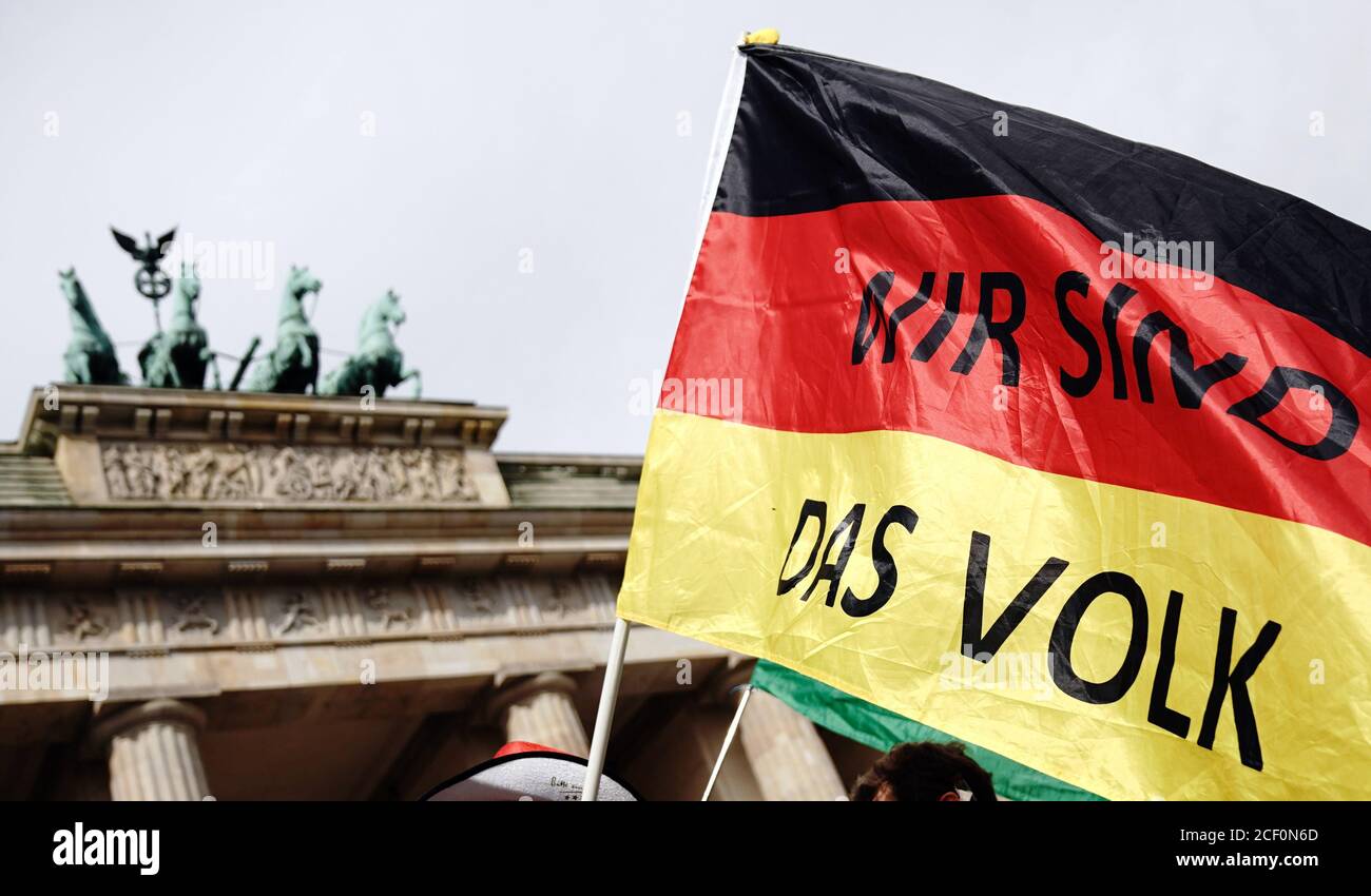 Berlin, Allemagne. 29 août 2020. Un participant à une manifestation contre les mesures de Corona détient un drapeau allemand avec l'écriture "nous sommes le peuple". Selon une étude récente, de moins en moins d'Allemands sont réceptifs aux idées populistes. Selon un sondage représentatif du Baromètre du populisme de 2020, par exemple, un seul électeur sur cinq est considéré comme populiste ; deux ans plus tôt, il était un sur trois. Credit: Kay Nietfeld/dpa/Alay Live News Banque D'Images
