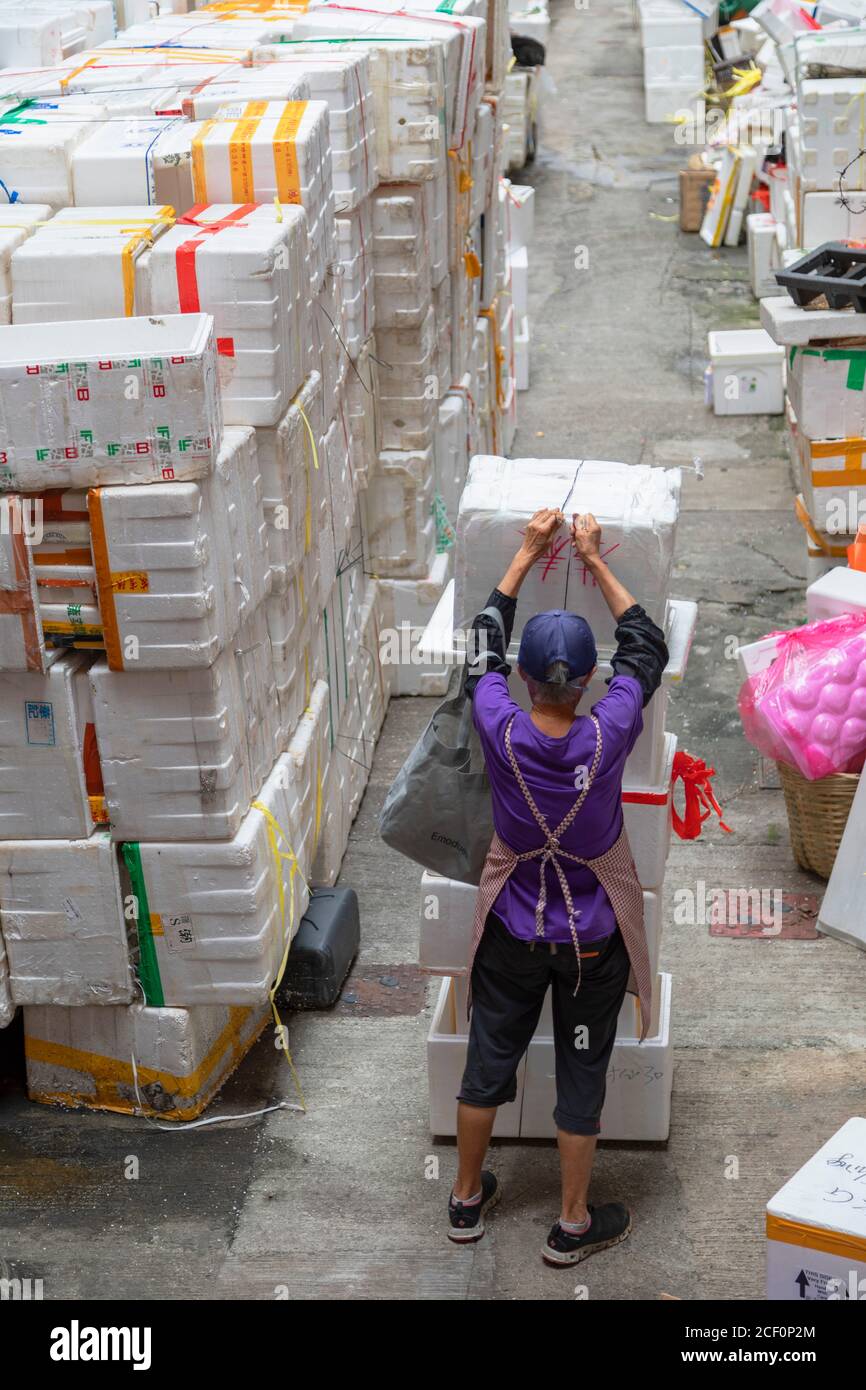 Femme collectrice de boîtes, Sai Ying Pun, île de Hong Kong, Hong Kong Banque D'Images