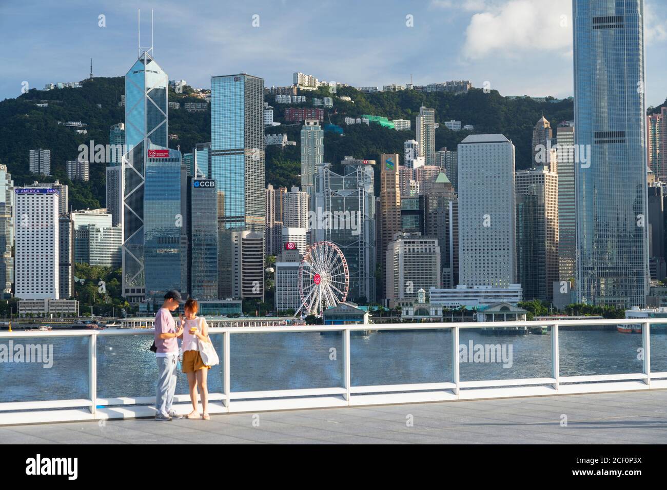 Couple à Harbour City avec vue sur l'île de Hong Kong, Hong Kong Banque D'Images