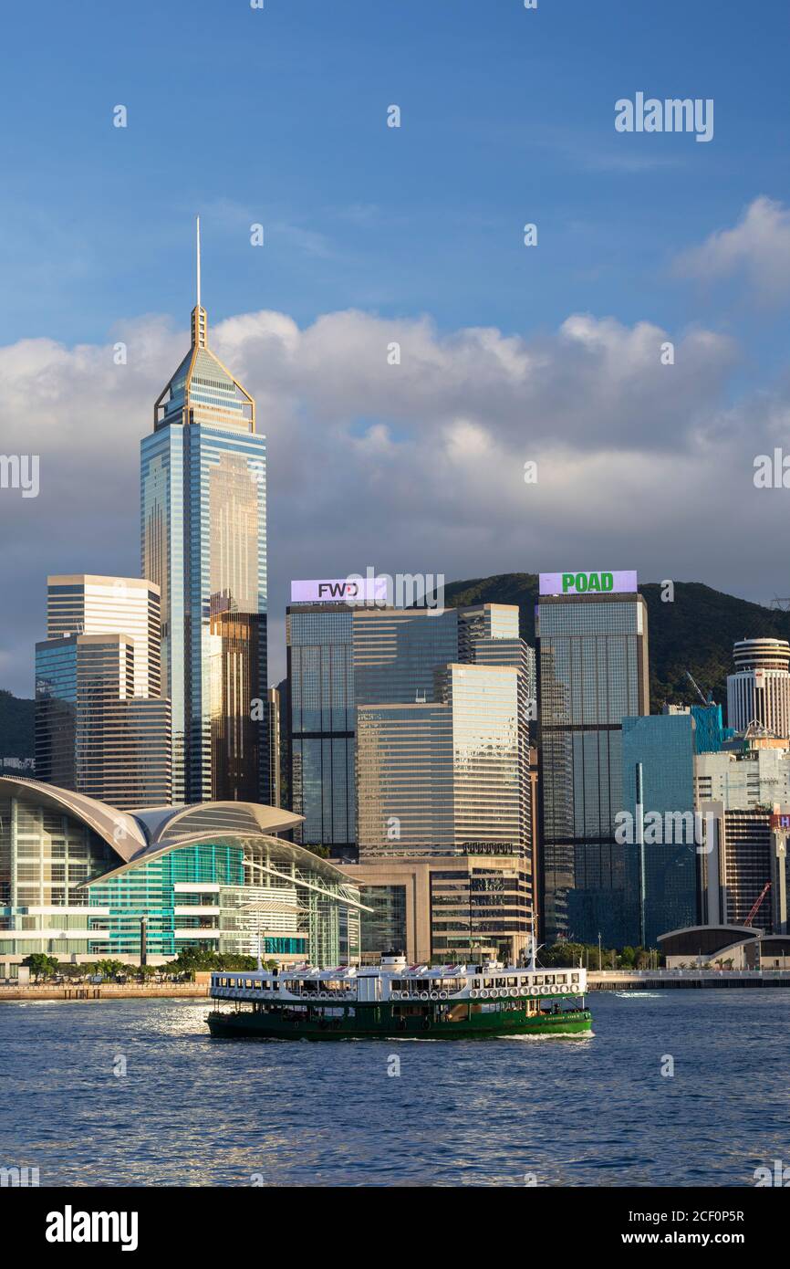 Star Ferry dans le port de Victoria avec des gratte-ciels de WAN Chai, Hong Kong Banque D'Images