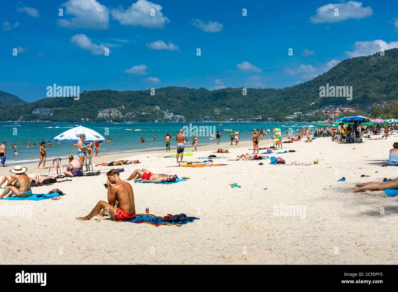 Touristes se bronzer sur la plage, Patong, Phuket, Thaïlande Banque D'Images