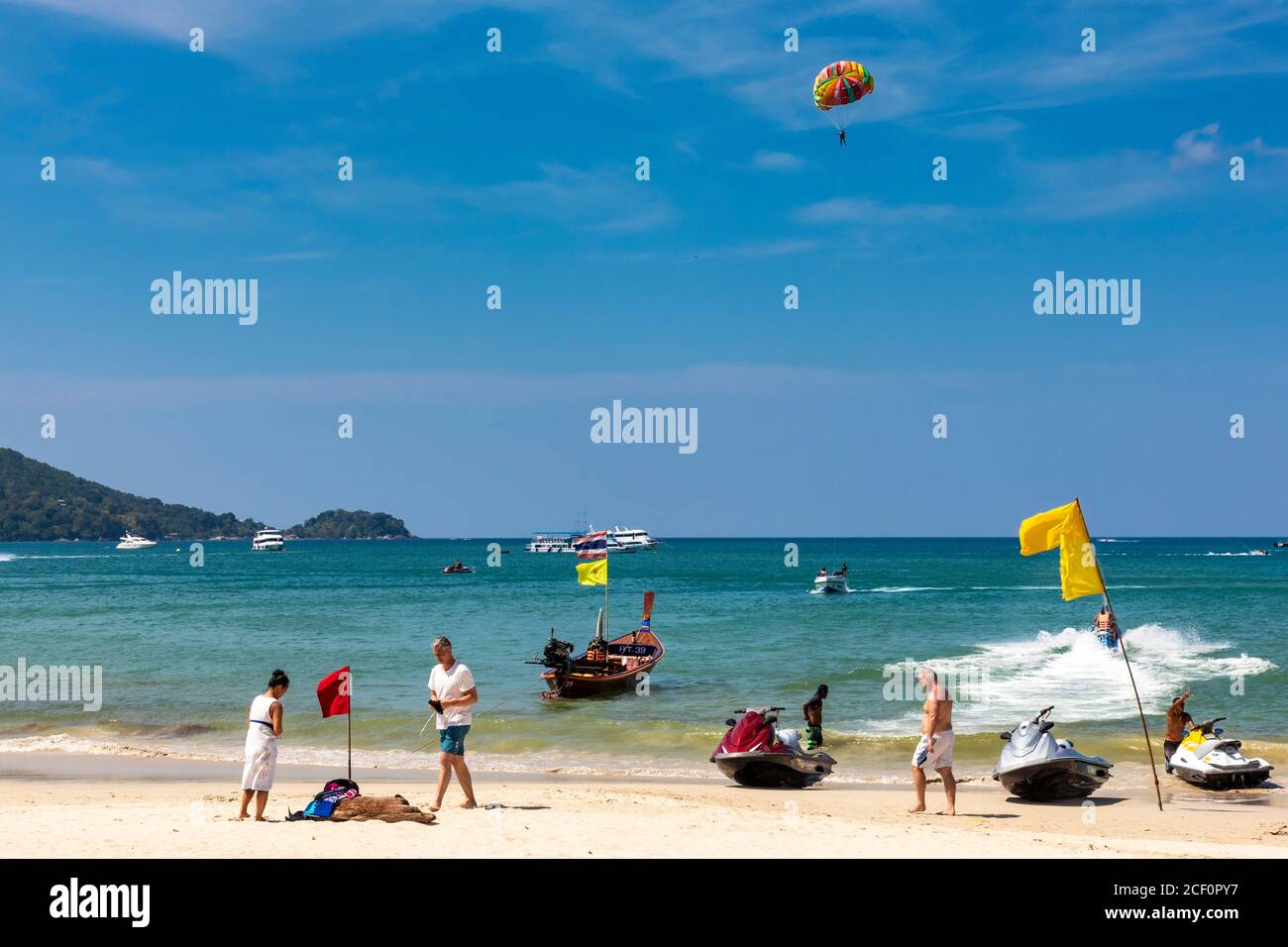 Parachute ascensionnel au-dessus de la mer, Patong Beach, Phuket, Thaïlande Banque D'Images