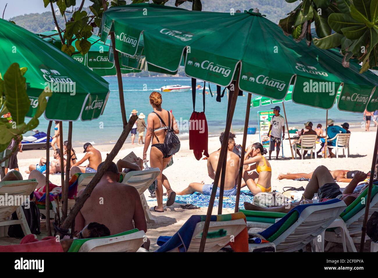 Tourisme à l'ombre sous les parasols de plage, Patong, Phuket, Thaïlande Banque D'Images