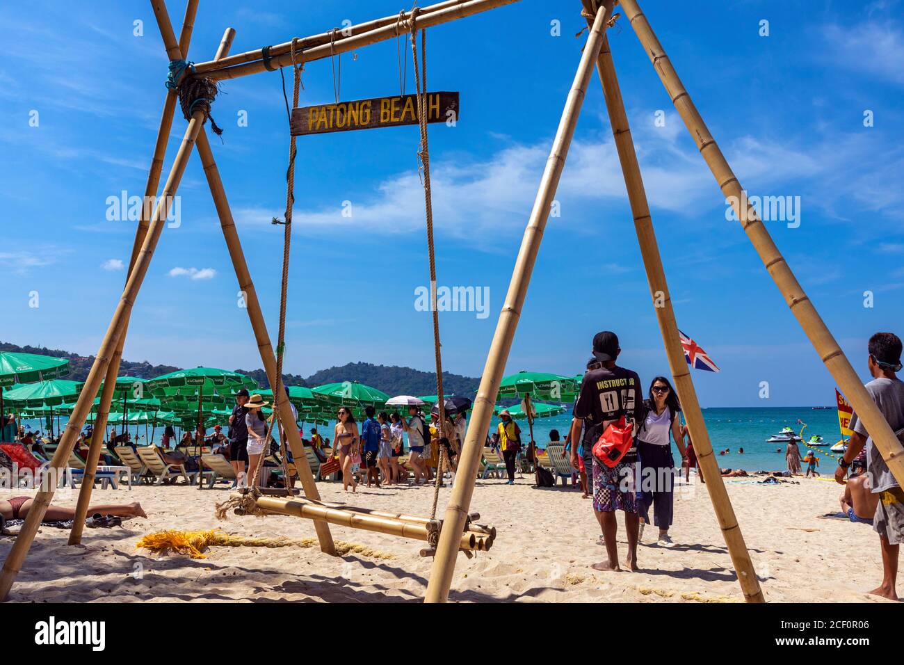 Balançoire en bois et touristes sur la plage de Patong, Phuket, Thaïlande Banque D'Images
