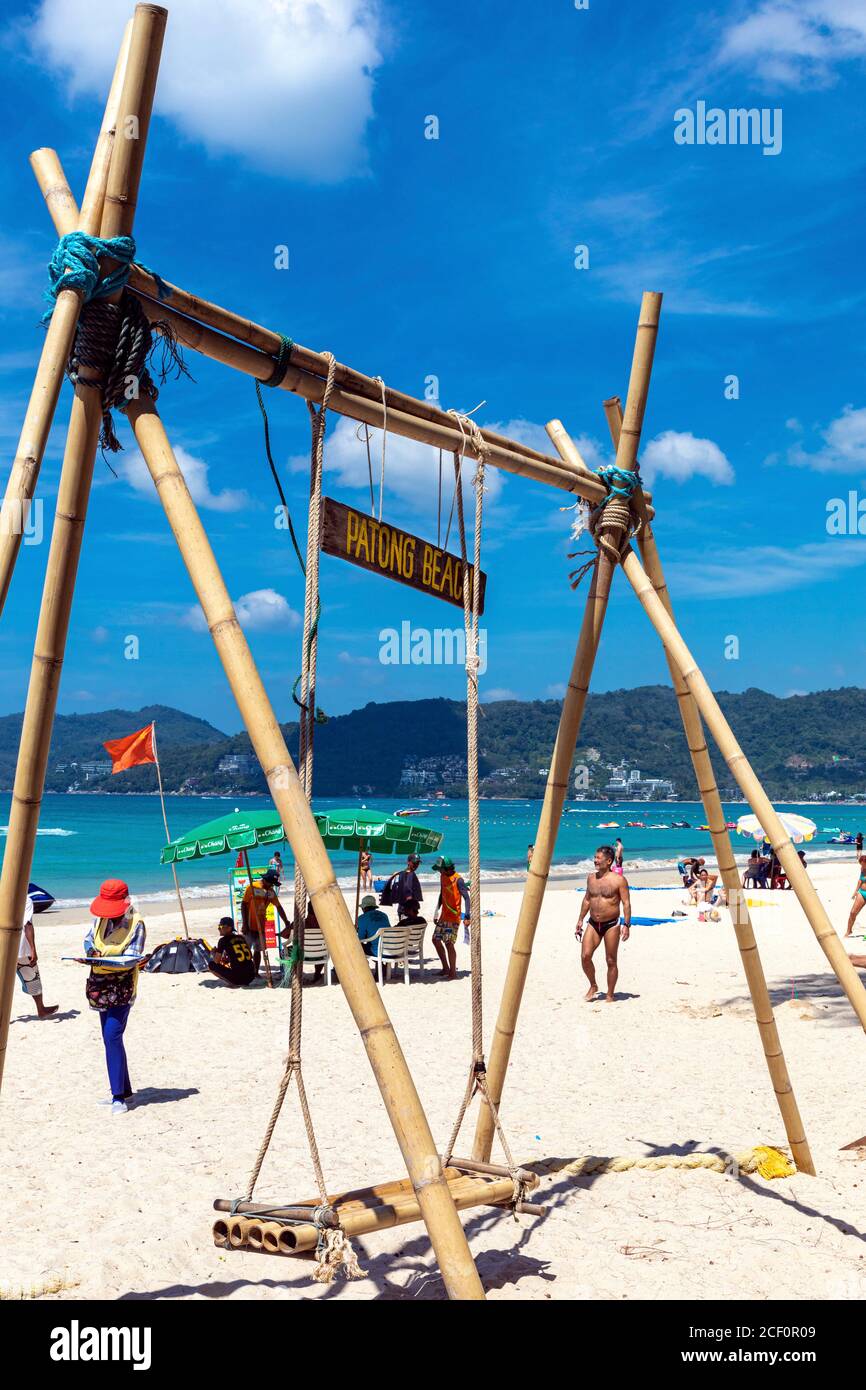 Balançoire en bois et touristes sur la plage de Patong, Phuket, Thaïlande Banque D'Images