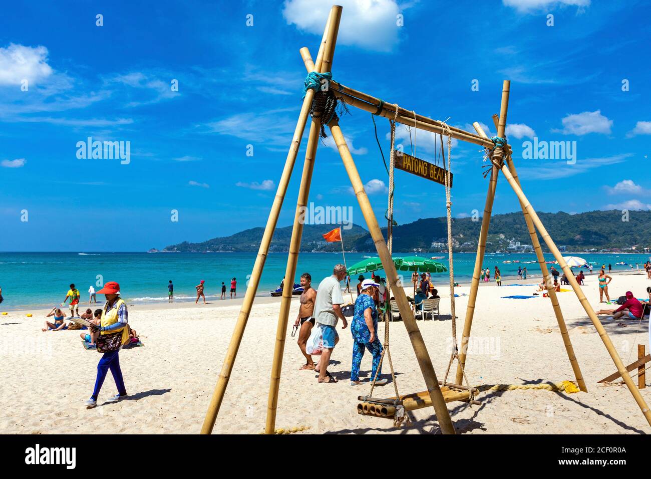 Balançoire en bois et touristes sur la plage de Patong, Phuket, Thaïlande Banque D'Images