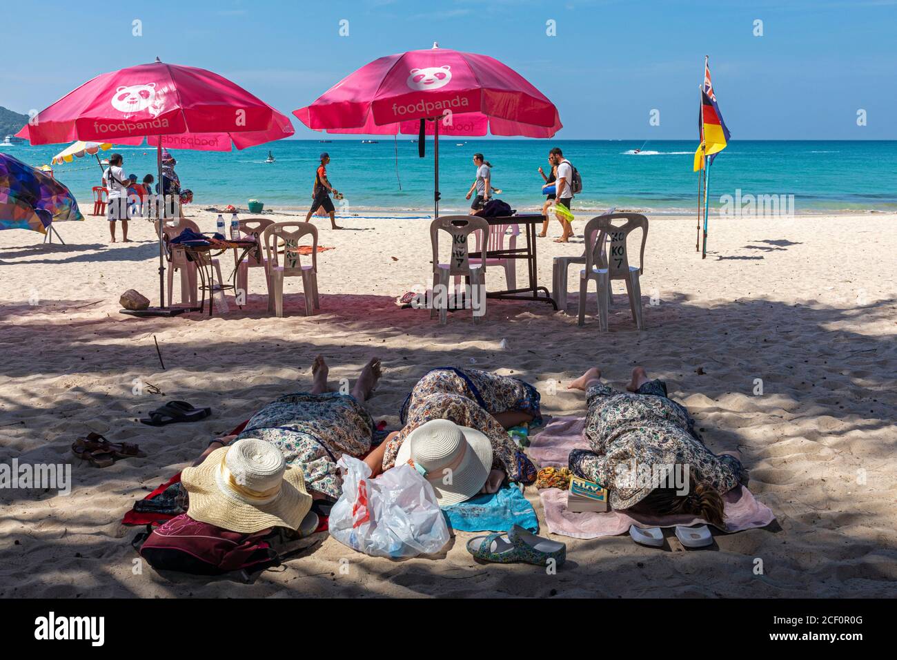 Touristes dormant sur le sable à Patong Beach, Phuket, Thaïlande Banque D'Images