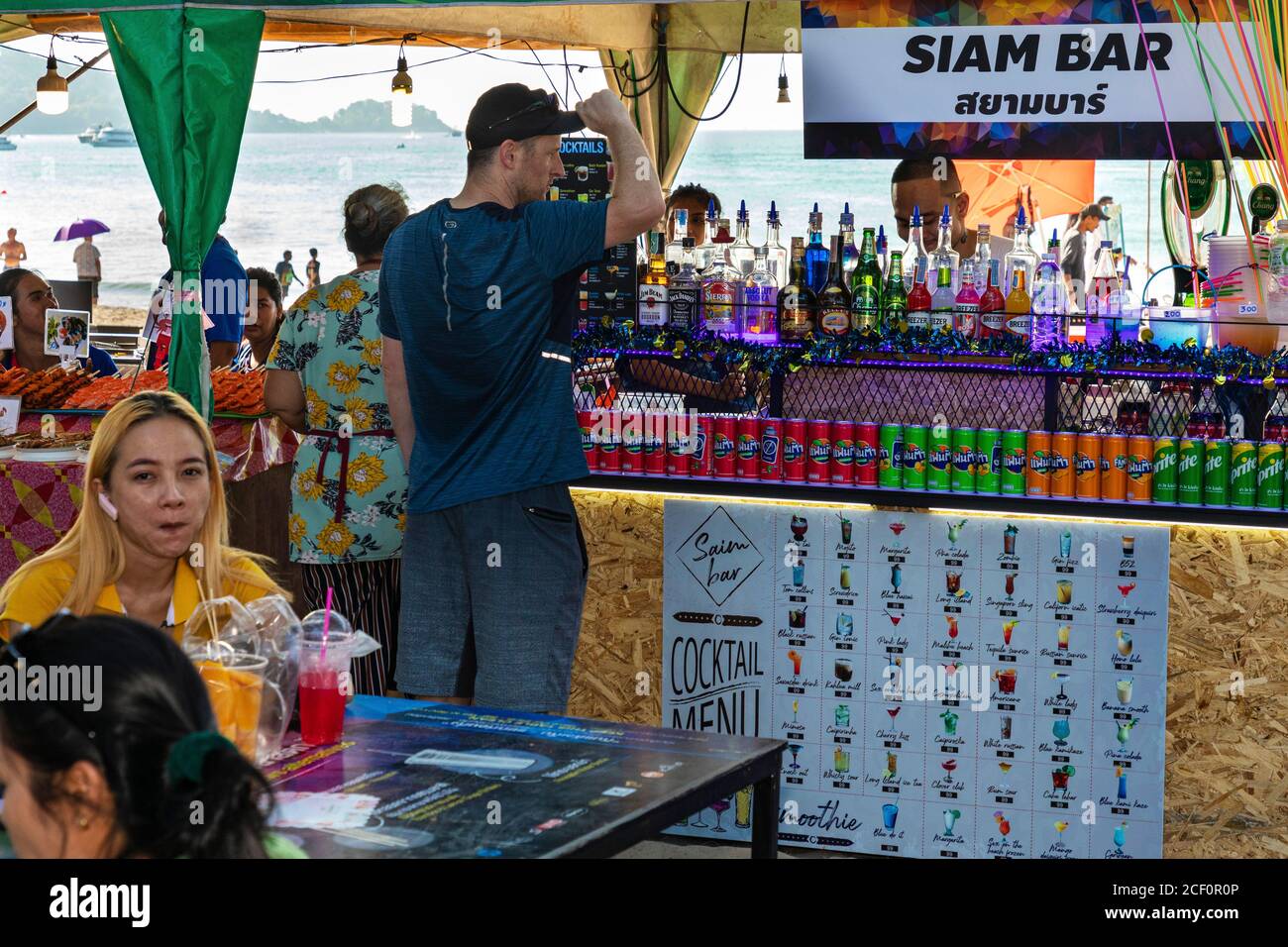 Bar touristique sur la plage de Patong, Phuket, Thaïlande Banque D'Images