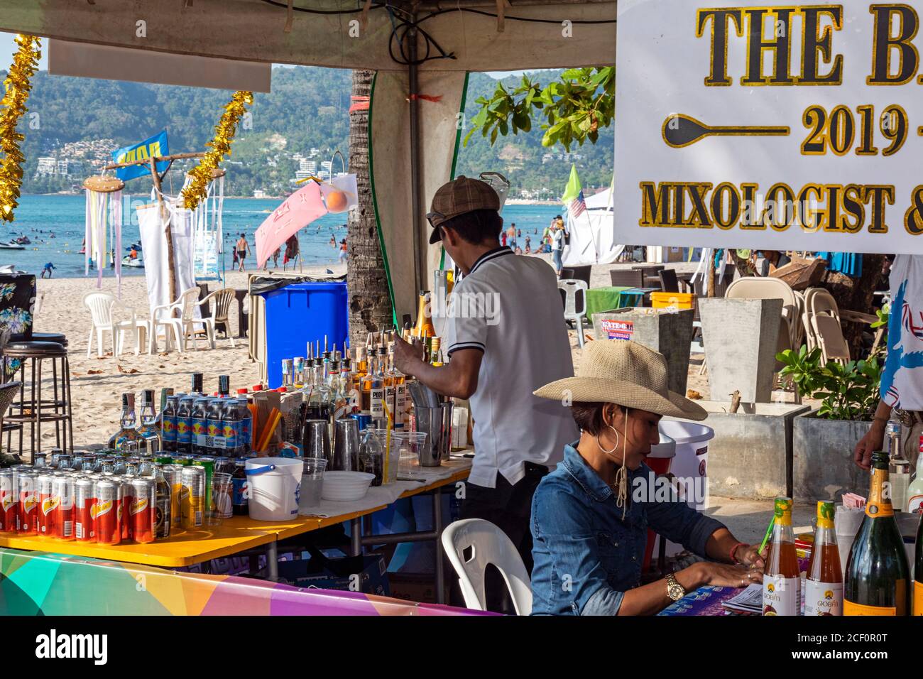 Bar touristique sur la plage de Patong, Phuket, Thaïlande Banque D'Images