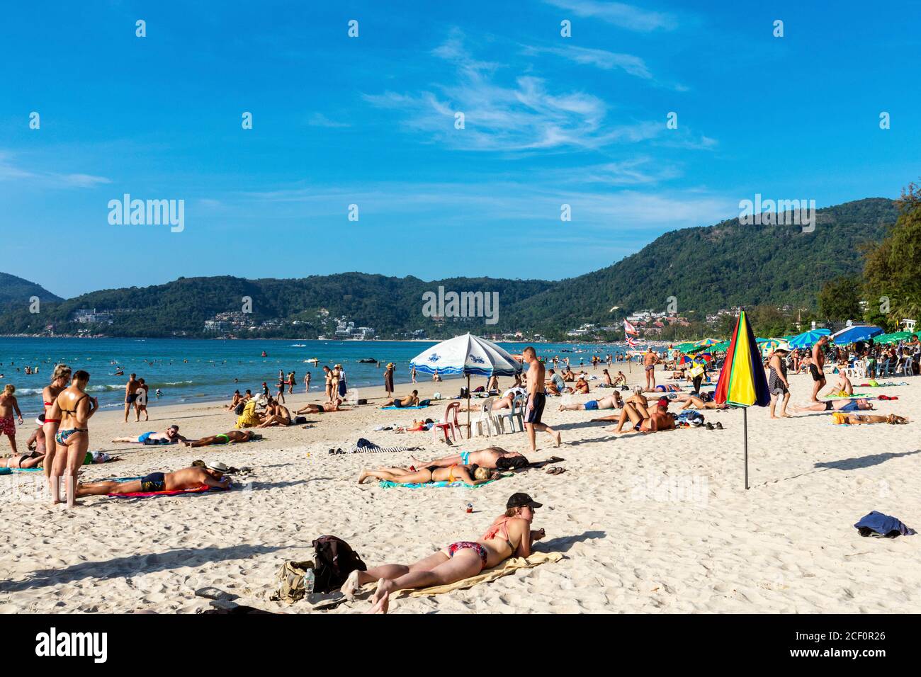 Touristes se bronzer sur la plage, Patong, Phuket, Thaïlande Banque D'Images