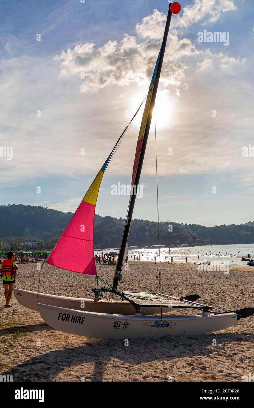 Location de bateau à voile sur la plage de Patong, Phuket, Thaïlande Banque D'Images
