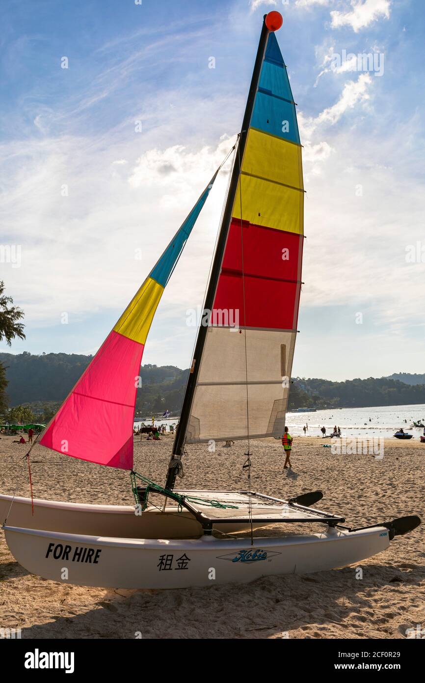 Location de bateau à voile sur la plage de Patong, Phuket, Thaïlande Banque D'Images
