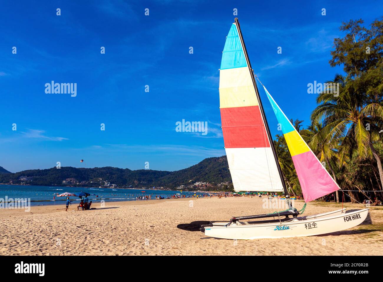 Location de bateau à voile sur la plage de Patong, Phuket, Thaïlande Banque D'Images