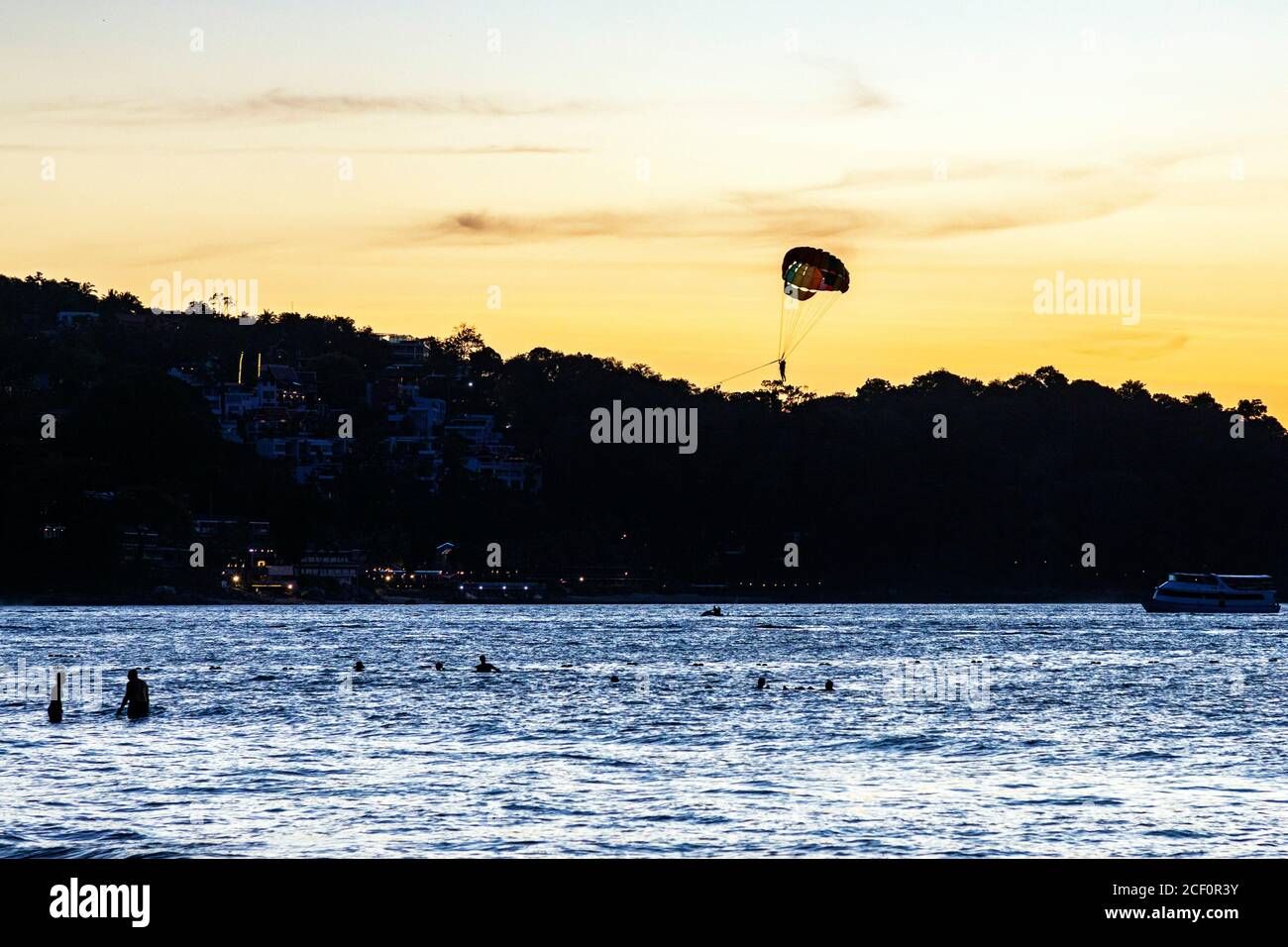 Parapente sur la mer d'Andaman au coucher du soleil, Patong, Phuket, Thaïlande Banque D'Images