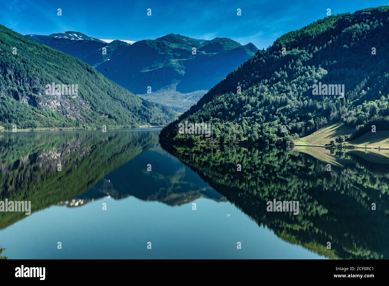 Magnifique paysage de fjord le long des rives du Hestadfjorden, Sunnfjord, Vestland, Norvège. Banque D'Images