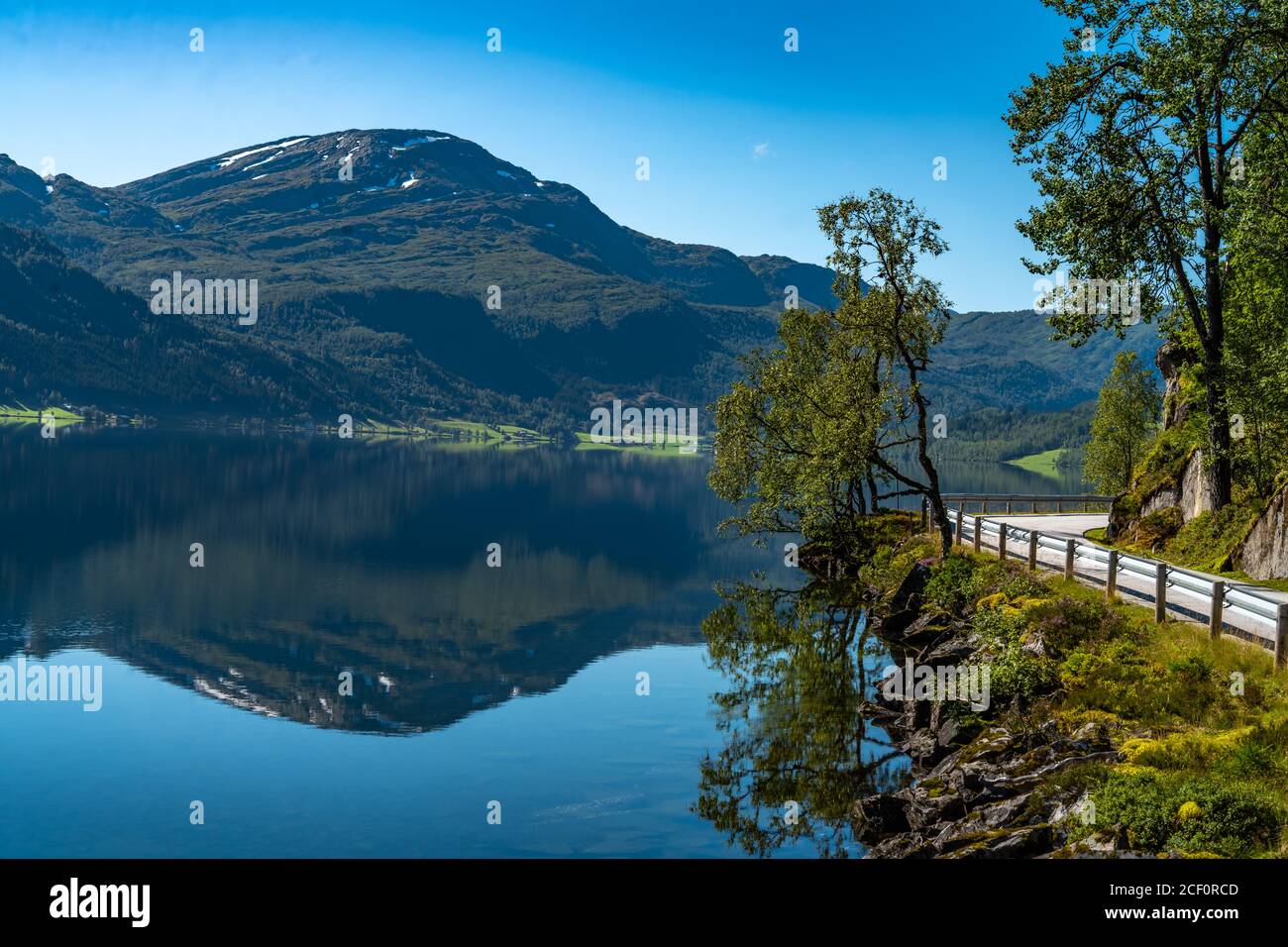 Magnifique paysage de fjord le long des rives du Hestadfjorden, Sunnfjord, Vestland, Norvège. Banque D'Images