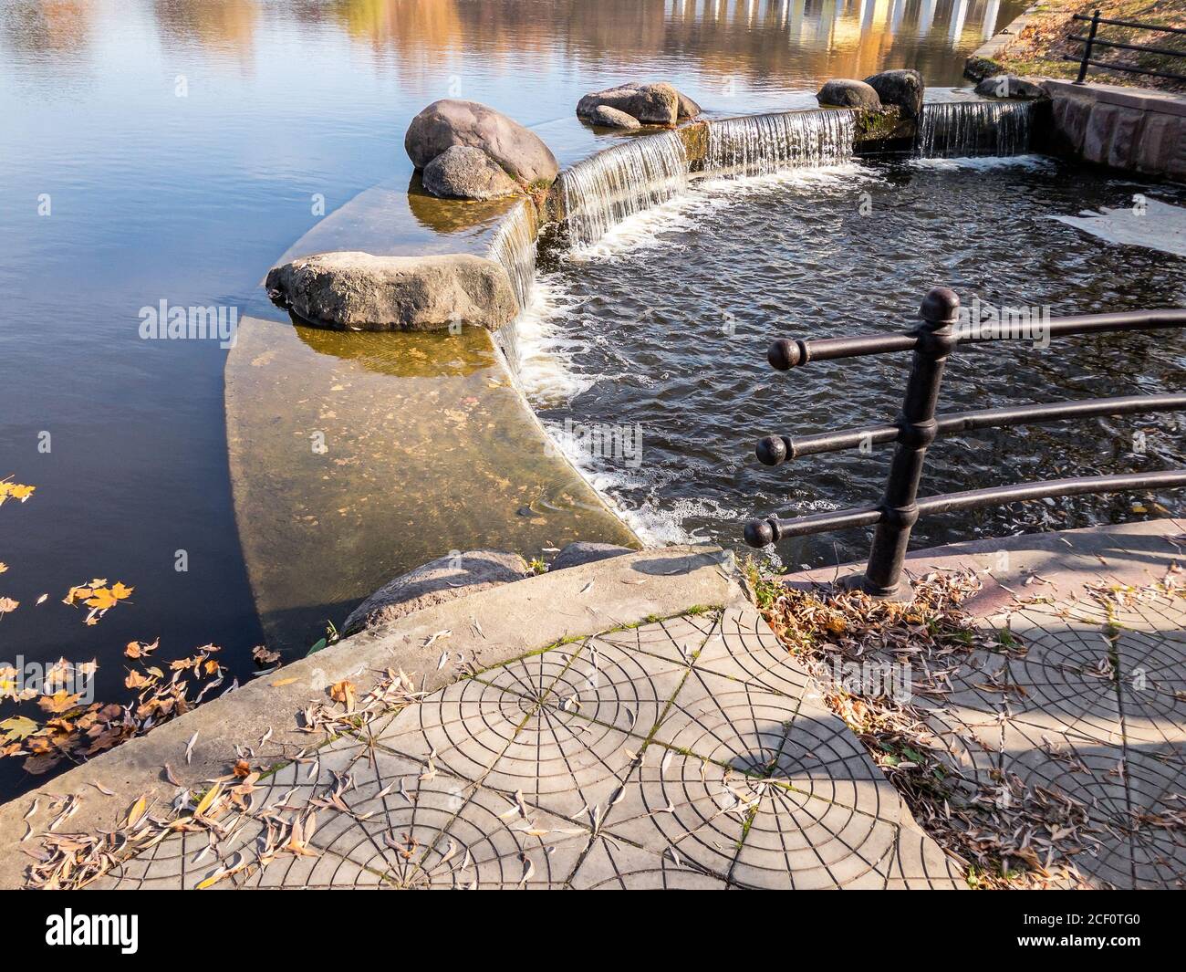 paysage du parc d'automne. lac avec eau calme et petite chute d'eau Banque D'Images