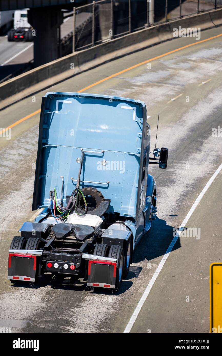Bleu classique puissant tracteur semi-remorque diesel industriel de grande  taille sans semi-remorque sur autoroute à plusieurs niveaux en virage sur  route Photo Stock - Alamy
