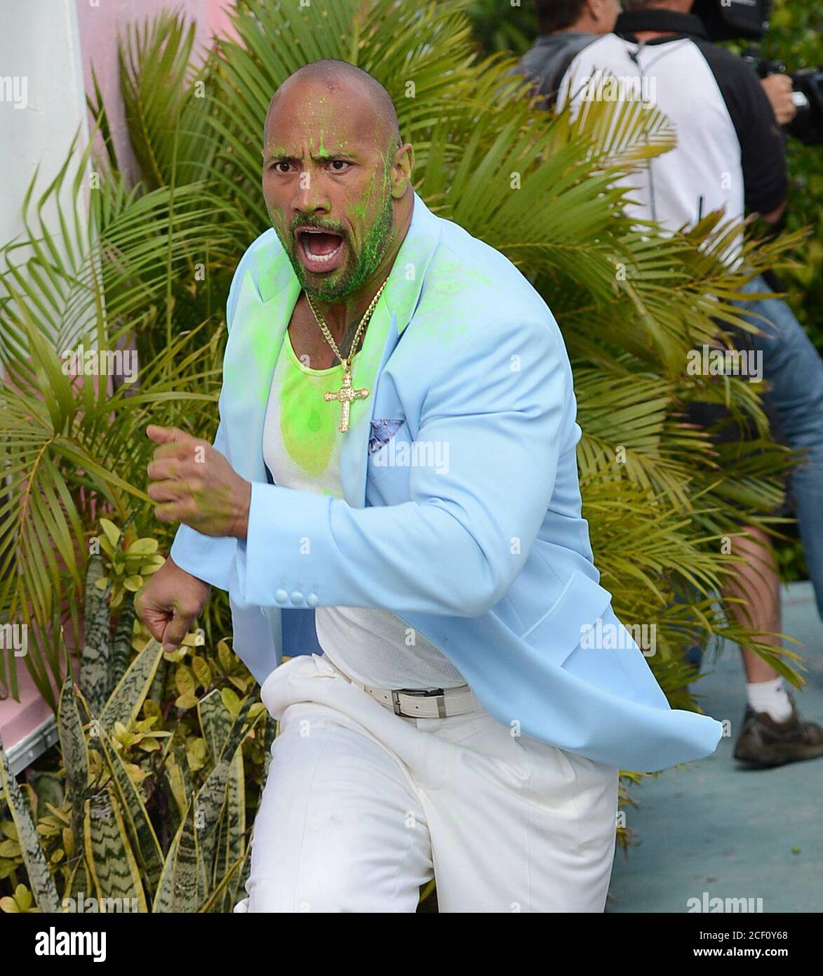 Miami, États-Unis d'Amérique. 14 avril 2012. MIAMI, FL - AVRIL 14: Dwayne Johnson sur l'ensemble du nouveau film pain et gain qui est réalisé par Michael Bay . Dwayne Douglas Johnson (né le 2 mai 1972), également connu sous son nom de bague The Rock, est un acteur américain et un lutteur professionnel qui est signé à WWE, apparaissant sur la marque Raw, il est souvent crédité comme Dwayne 'The Rock' Johnson. Le 14 avril 2012 à Miami Beach, Floride. Personnes: Dwayne Johnson crédit: Storms Media Group/Alay Live News Banque D'Images